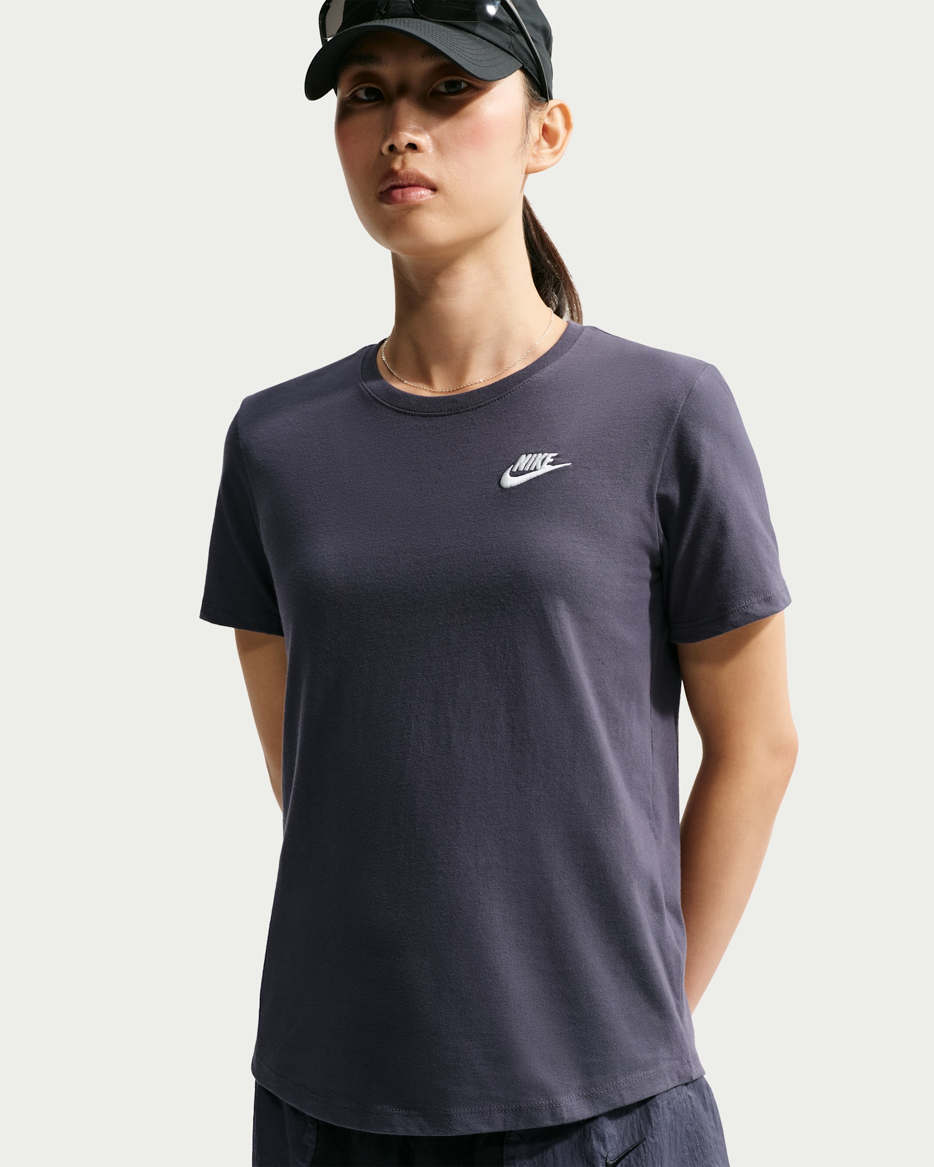 Playera para mujer Nike Sportswear Club Essentials - Parrilla