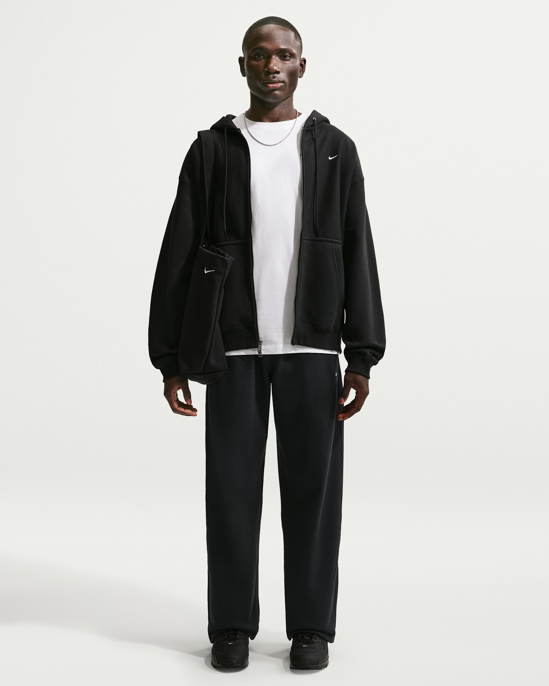 Pantaloni in fleece con orlo aperto Nike Solo Swoosh – Uomo - Nero/Nero/Bianco