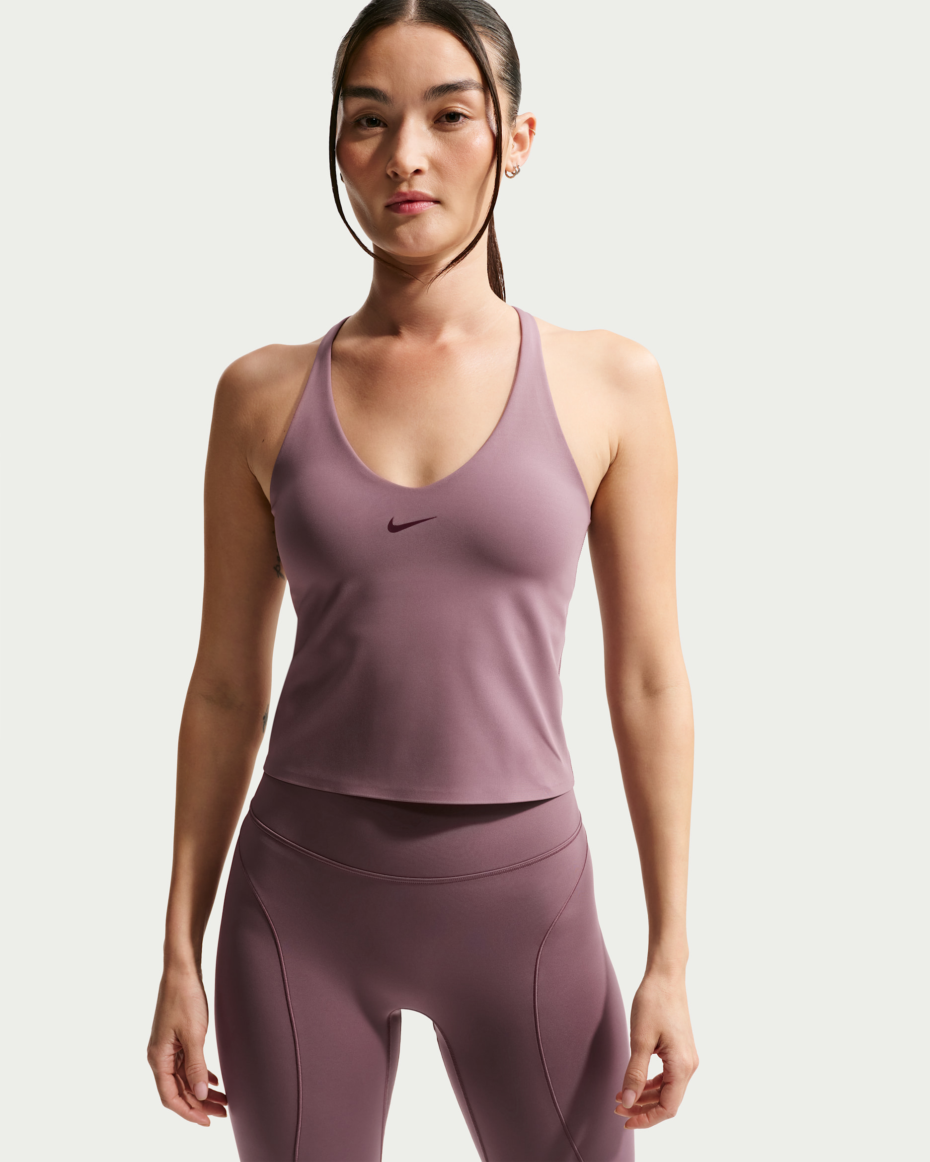 เสื้อกล้ามสปอร์ตบราผู้หญิงซัพพอร์ตระดับกลางเสริมฟองน้ำ Nike Universa - Tattoo/Tattoo/Burgundy Crush