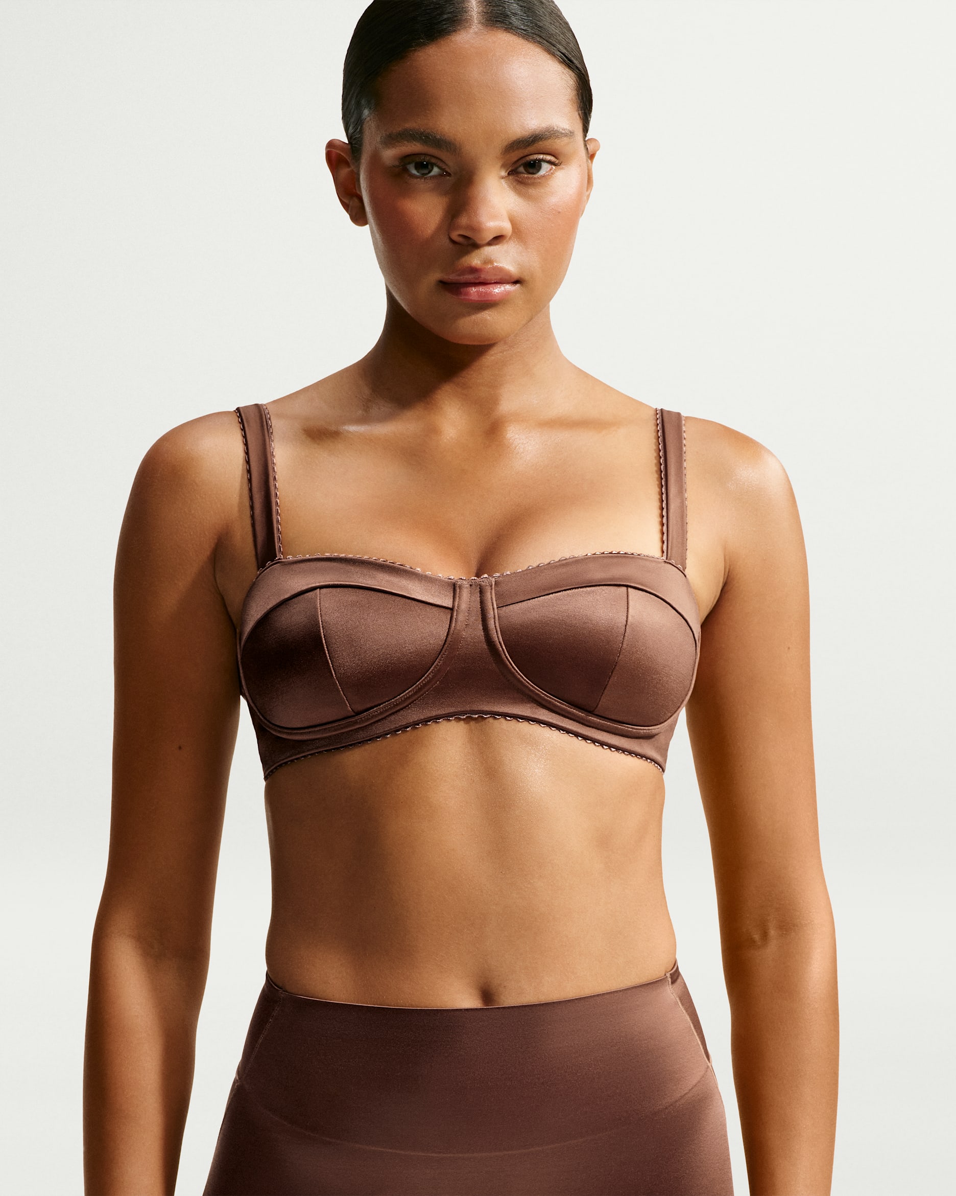 NikeSKIMS Satin Shine párnázott, picot szegélyű női sportmelltartó - NSKM Carob Brown