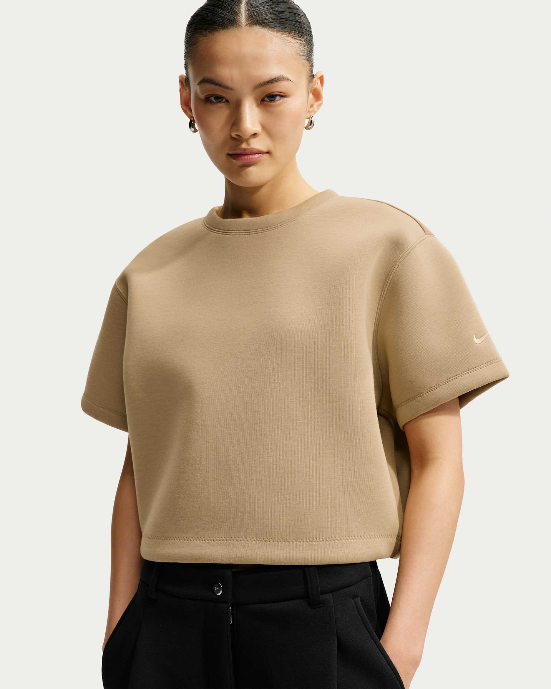 Top corto moderno oversize Nike Pregame Fleece – Donna - Parachute Beige/Parachute Beige