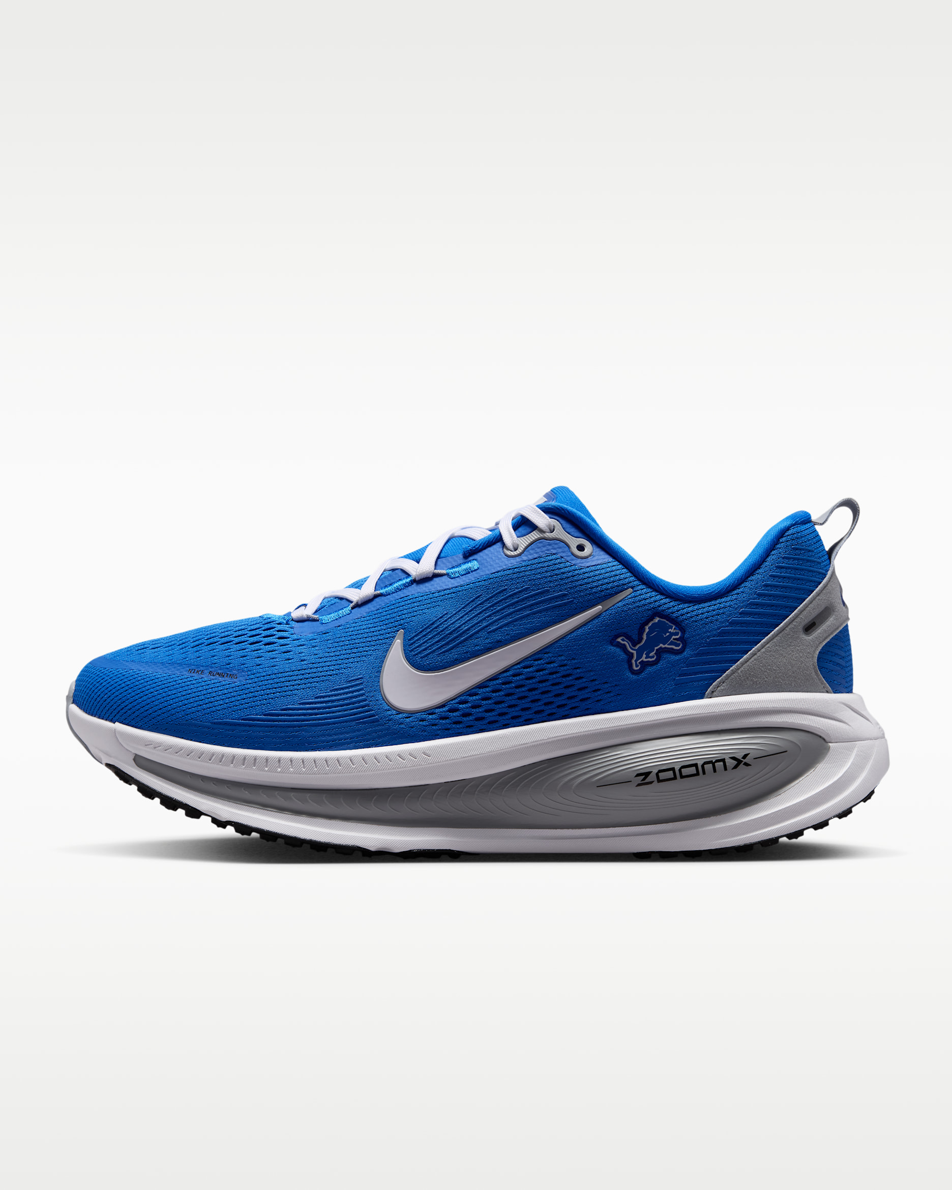 Tenis de correr en pavimento de la NFL para hombre Nike Vomero 18 (Detroit Lions) - Azul chispa/Gris lobo/Blanco