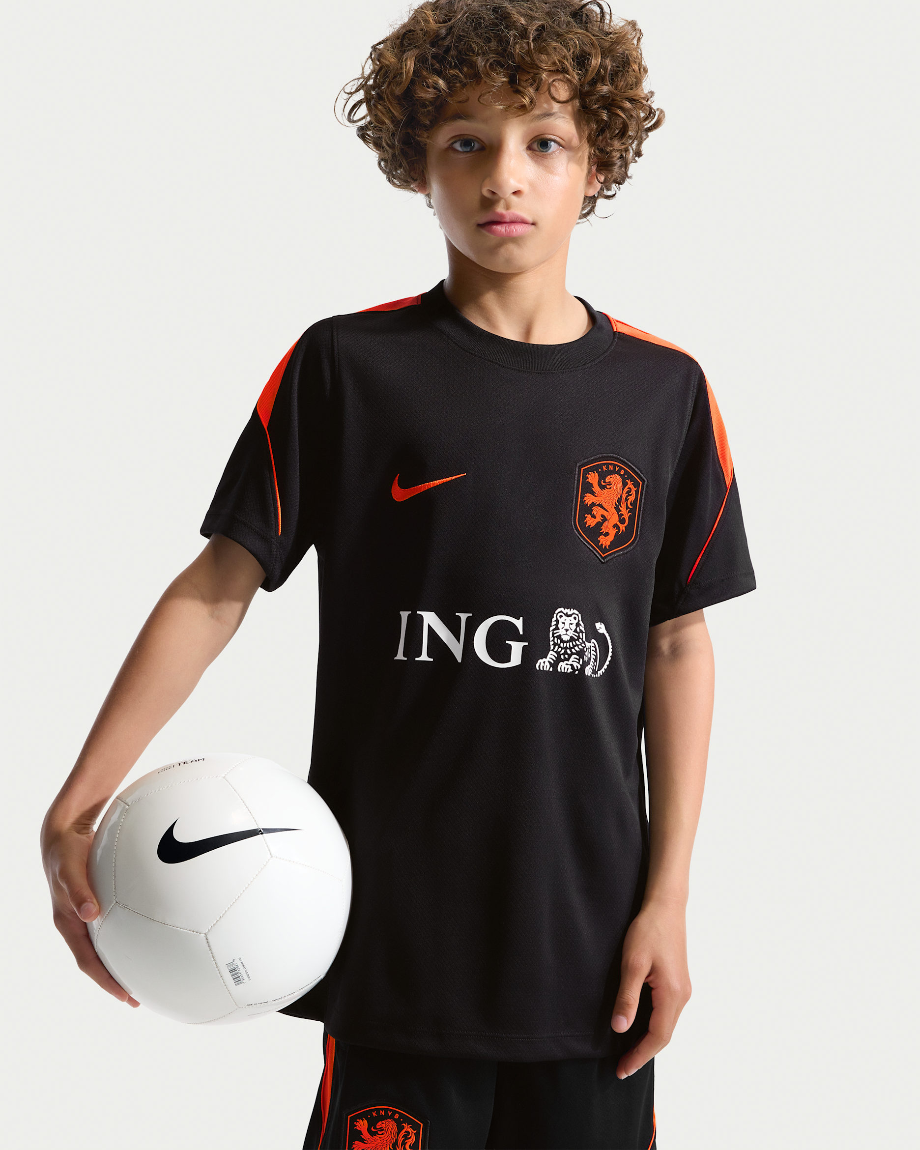 Netherlands Strike Older Kids' Nike Football Dri-FIT Short-Sleeve Top - Black/Hyper Crimson/Hyper Crimson