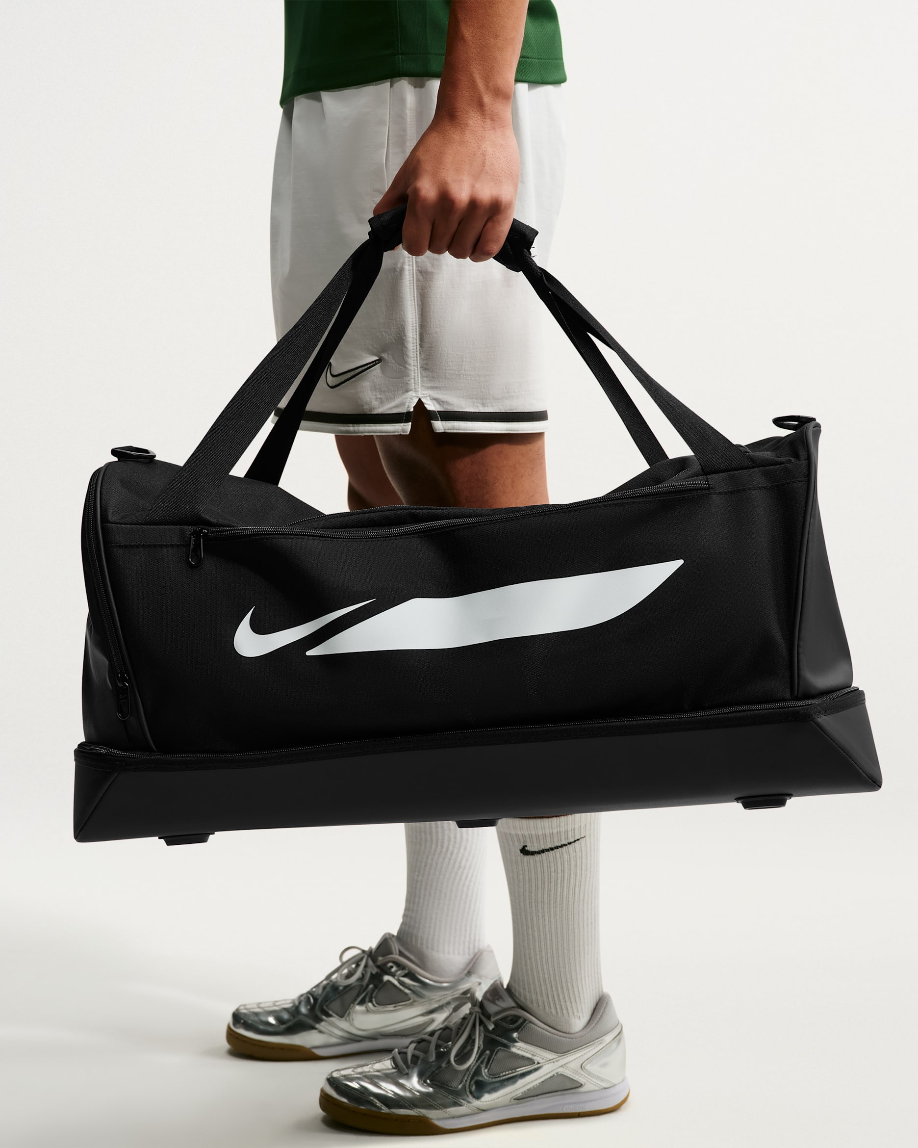 Nike Academy kemény borítású futballedzőtáska (közepes méretű, 60 l) - Fekete/Fekete/Fehér