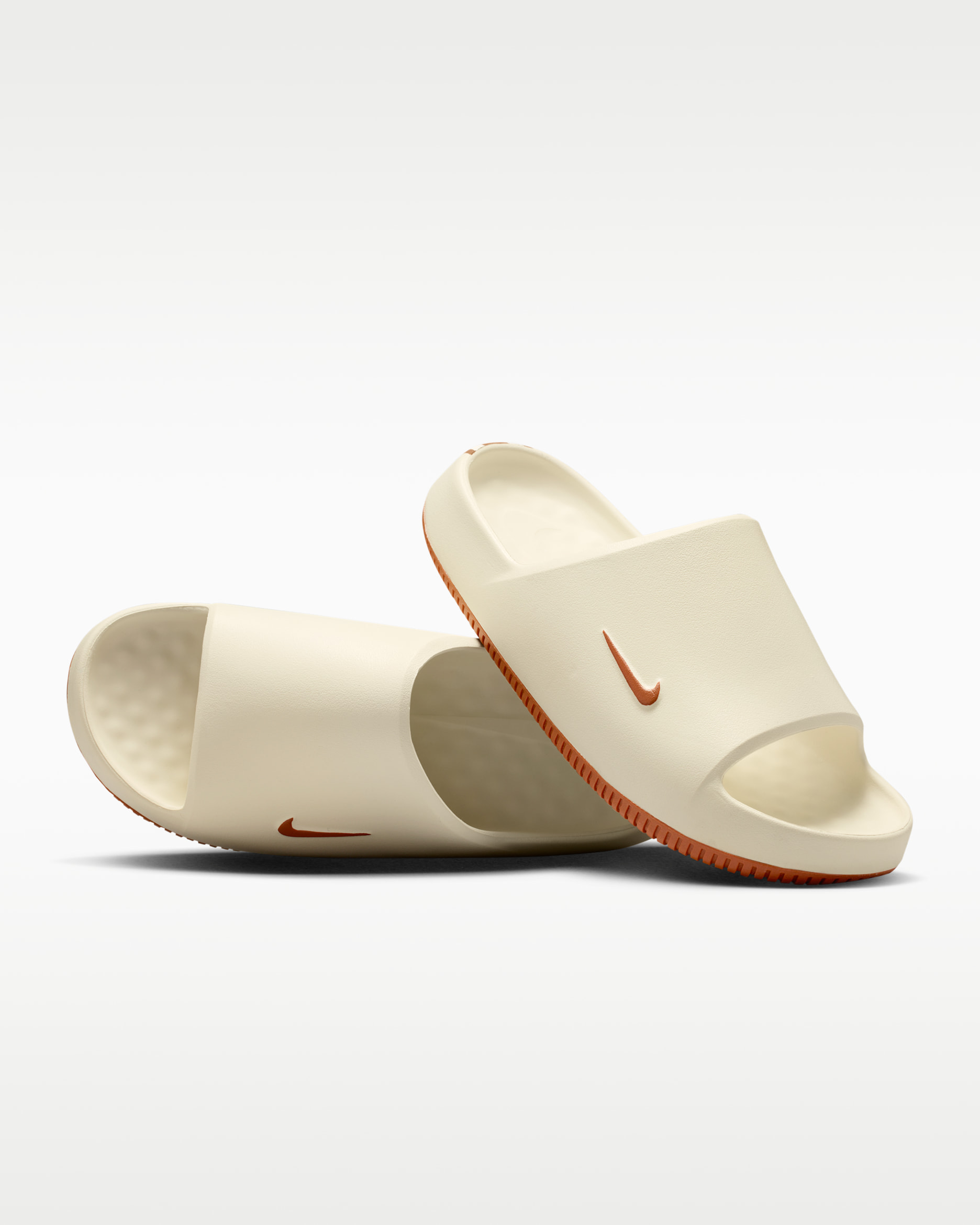 Chanclas universitarias para hombre Nike Calm (Texas) - Vela/Vela/Naranja desierto