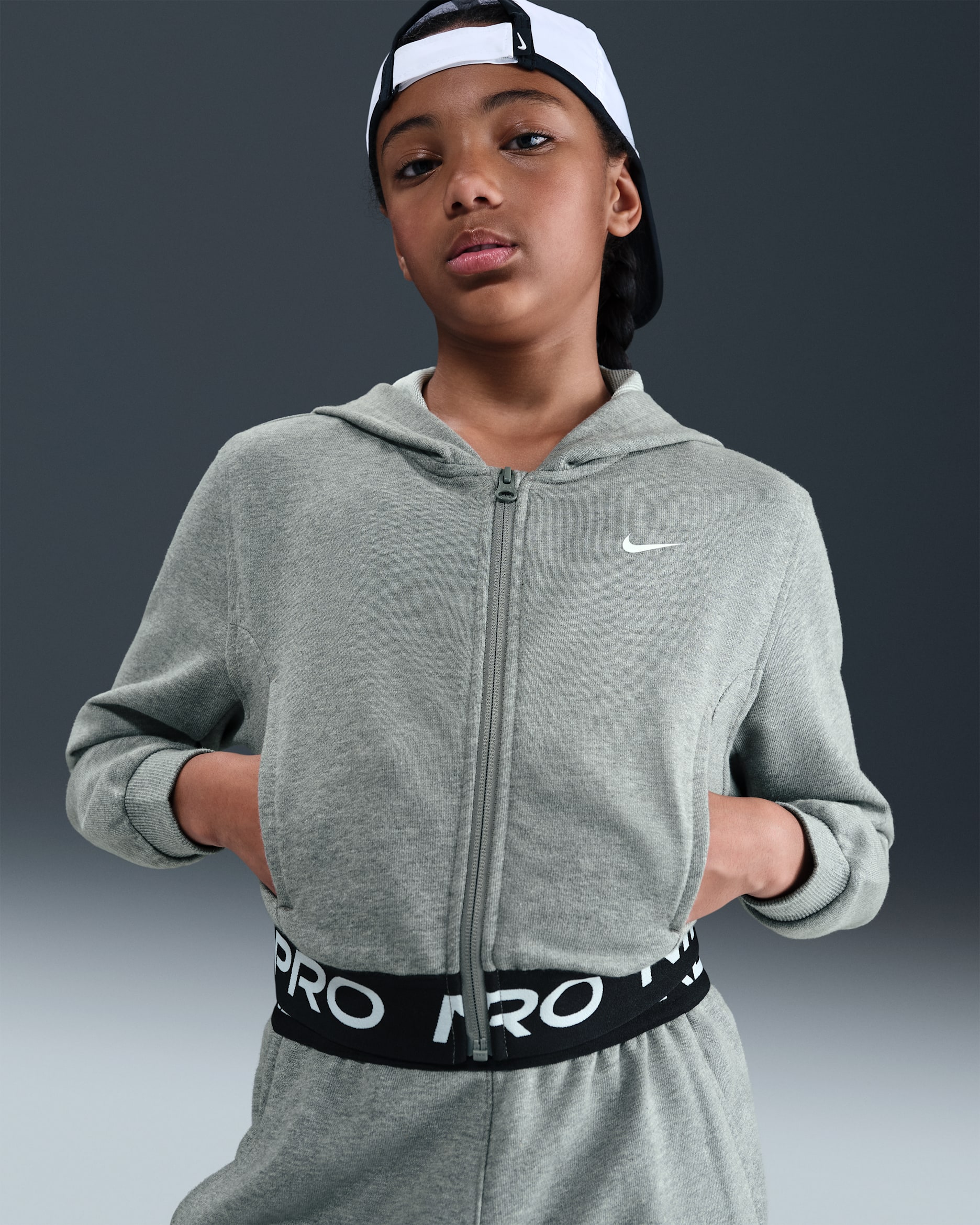 Sudadera con gorro Dri-FIT de cierre completo para niña talla grande Nike Pro Fleece - Carbono jaspeado/Gris acero oscuro/Negro/Blanco