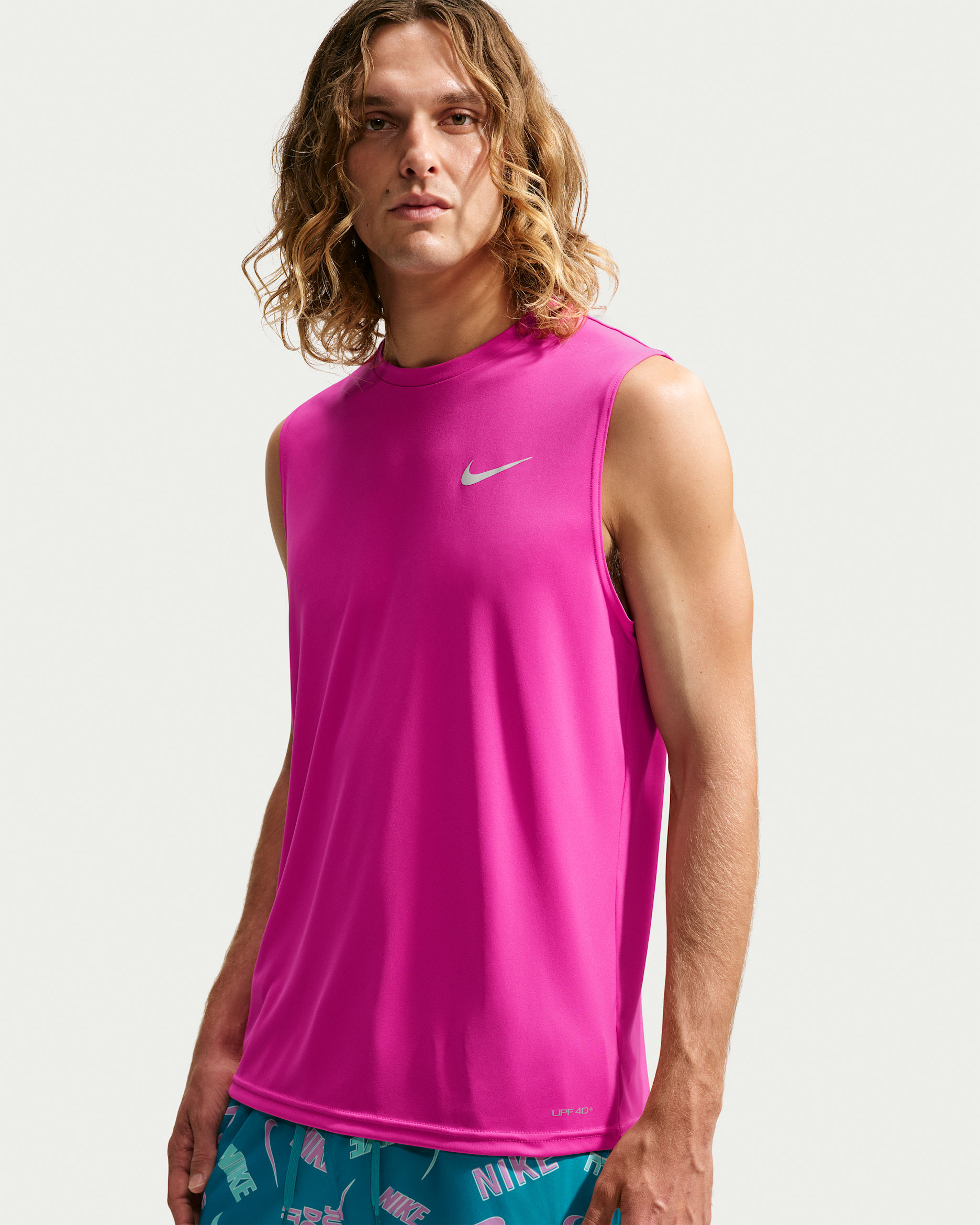 Camiseta sin mangas Dri-FIT con protección contra los rayos UV para hombre Nike Swim Hydroguard Essential - Rosa desierto/Blanco