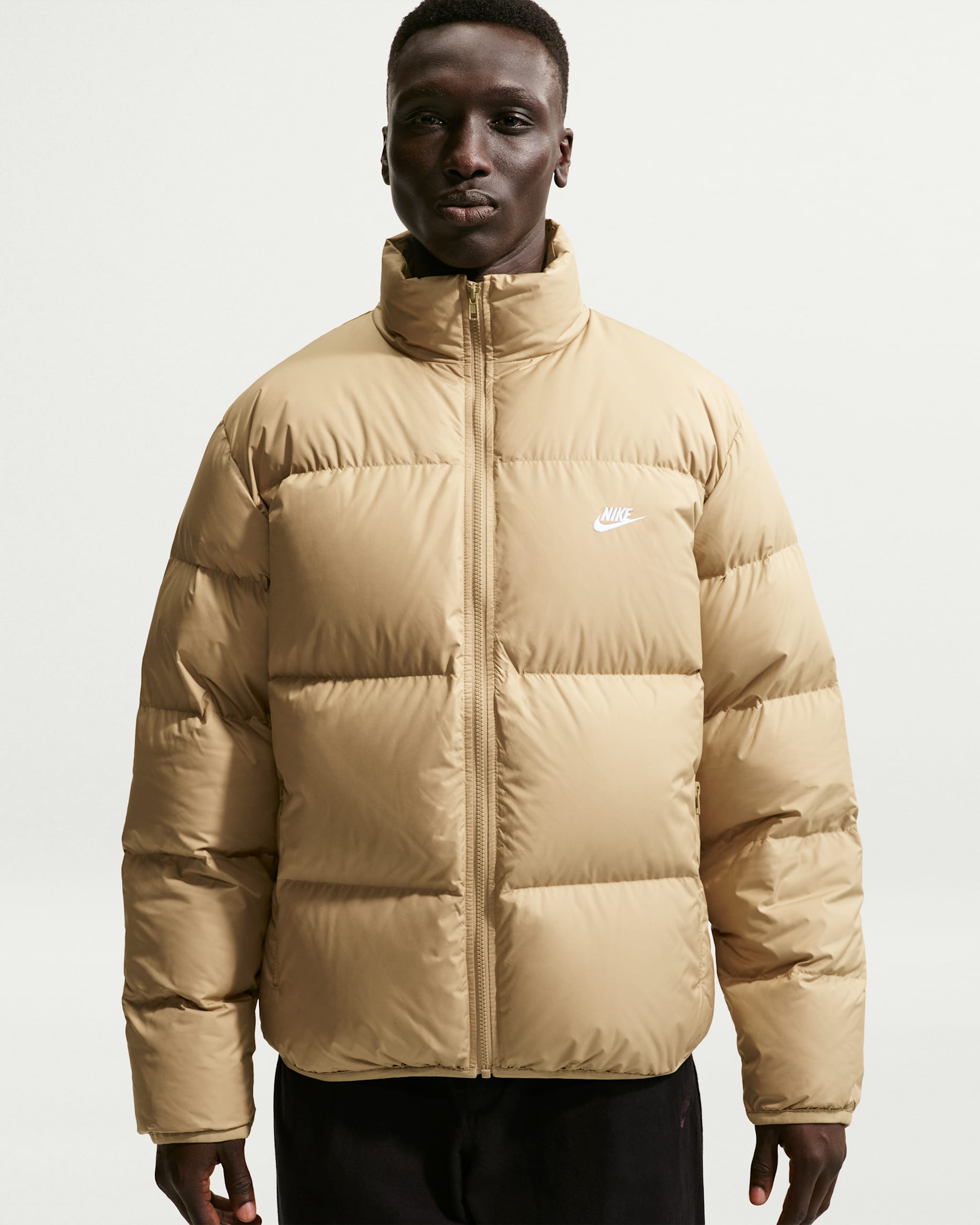 Chamarra acolchada Therma-FIT de plumón para hombre Nike Sportswear Club - Beige paracaídas/Blanco