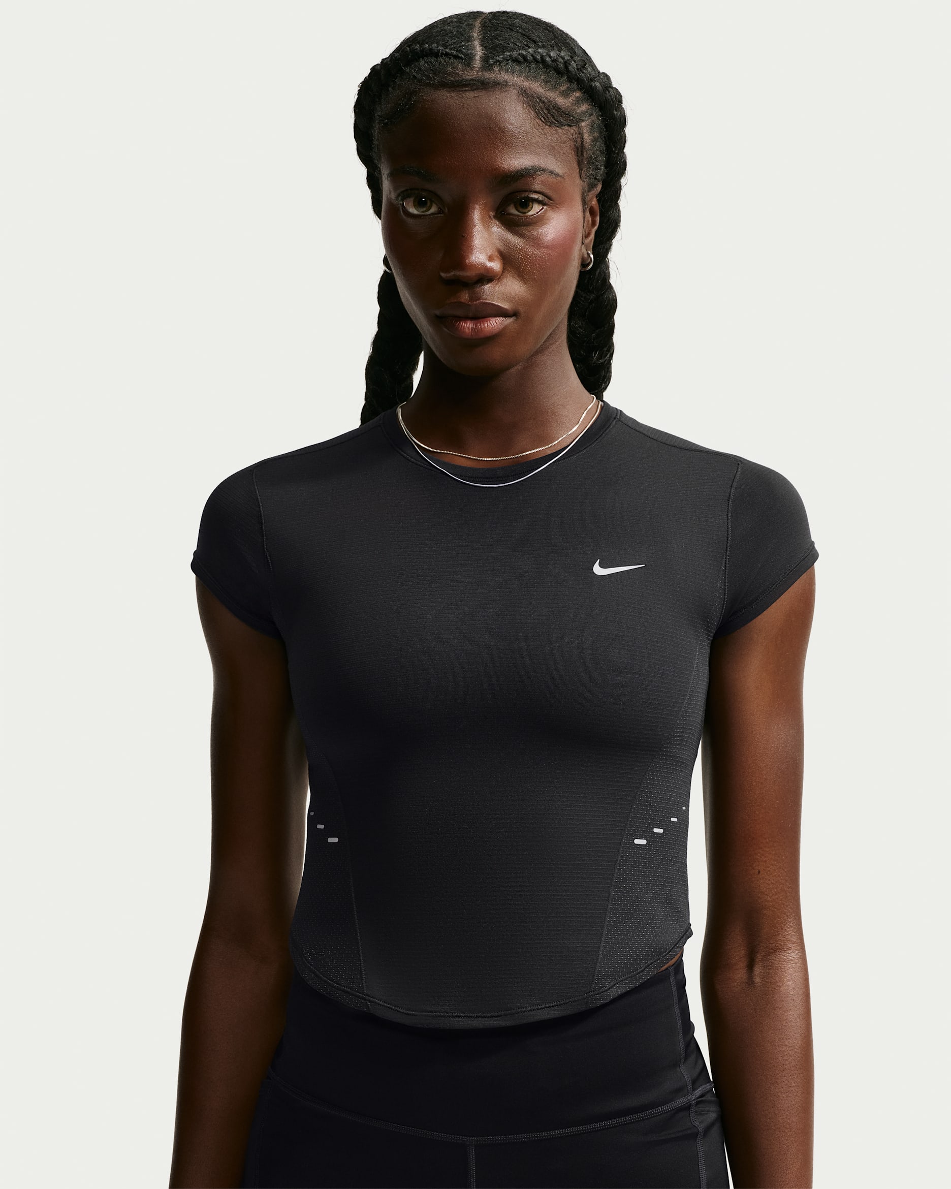 Playera de correr de manga corta Dri-FIT cropped sin costuras para mujer Nike Swift - Negro/Gris azulado/Reflejo plata