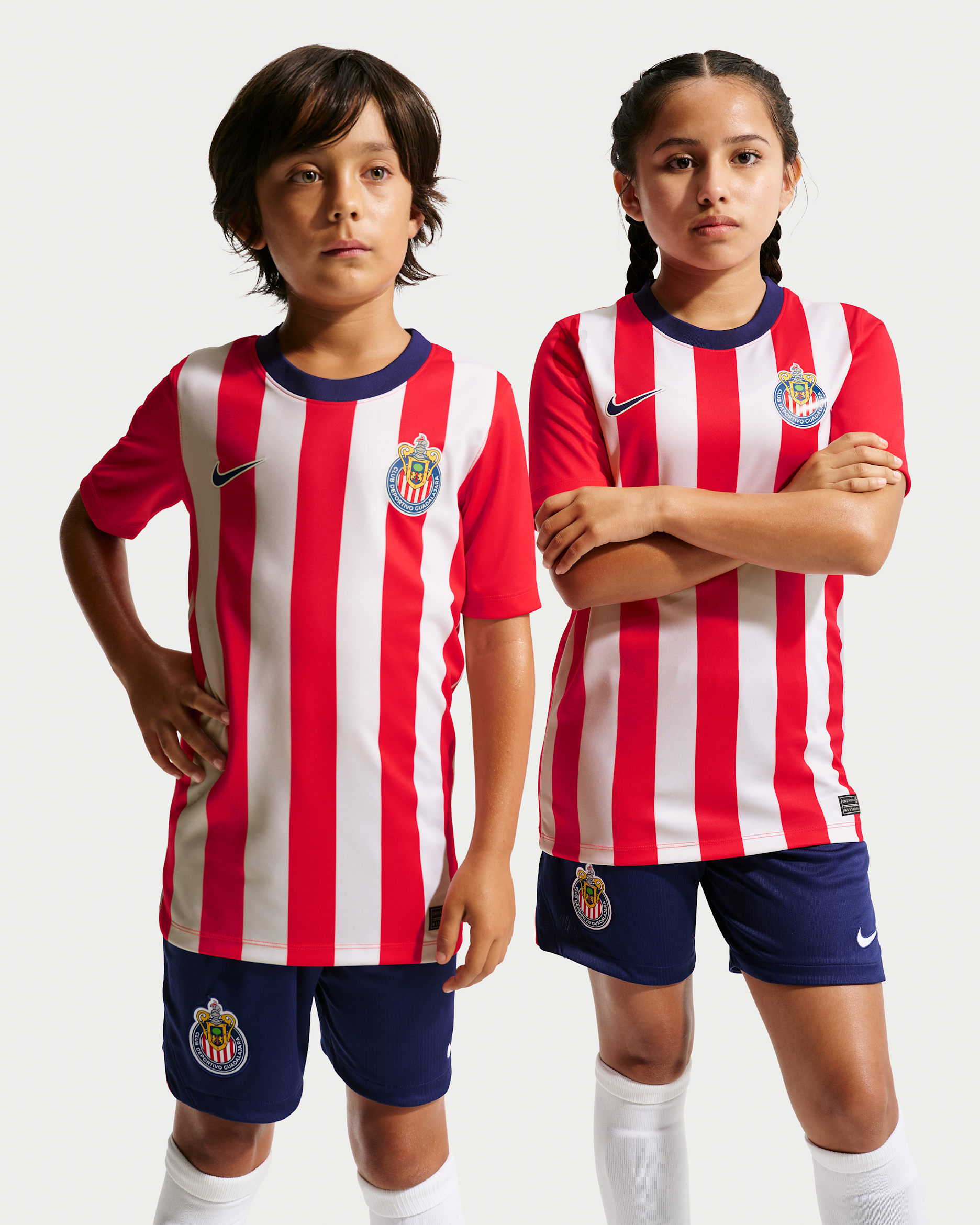 Playera de futbol de manga corta Nike Dri-FIT del C.D. Guadalajara local 2026/27 para niños talla grande - Blanco/Rojo velocidad/Azul fiel