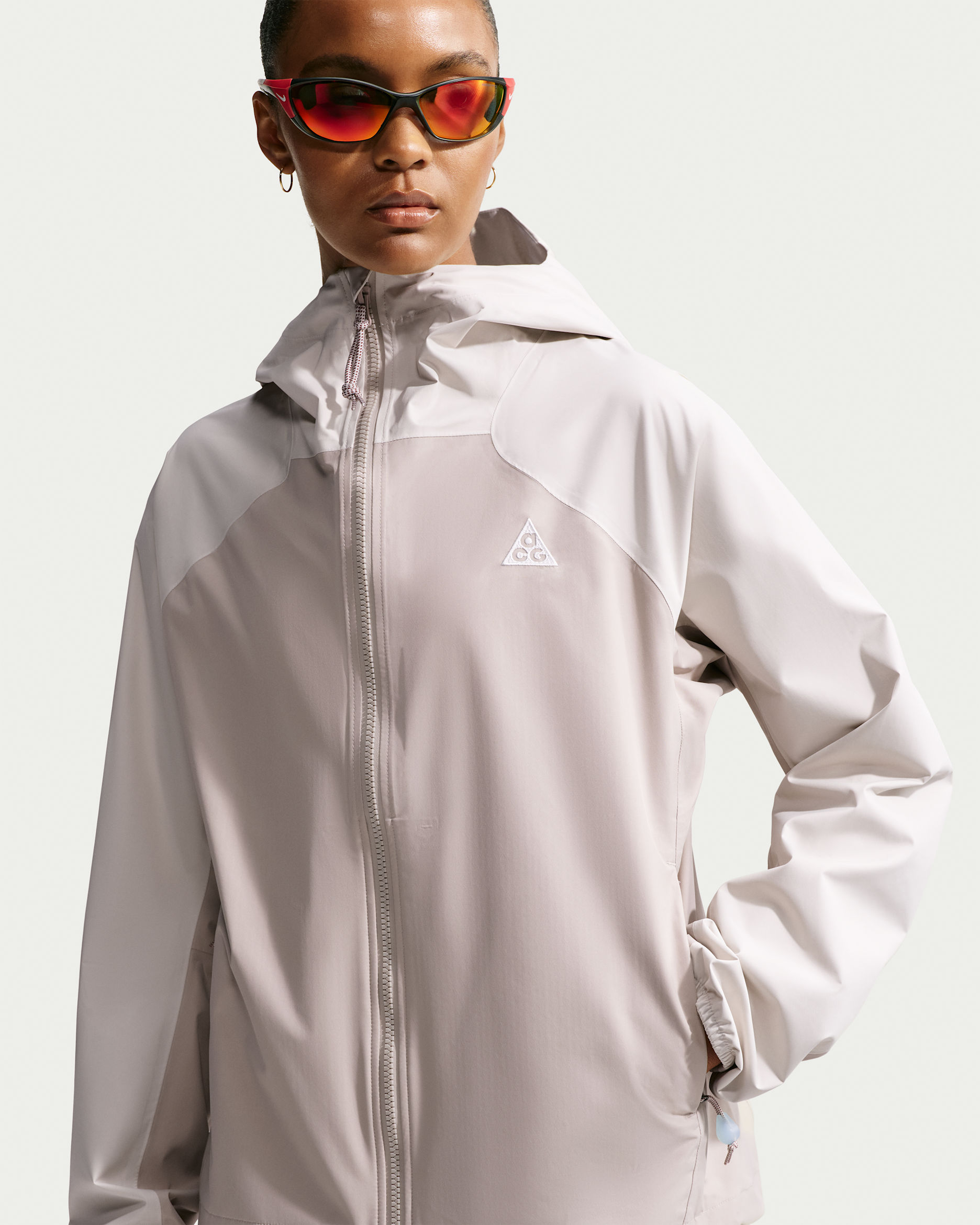 Chamarra Storm-FIT ADV para mujer Nike ACG "Phantazma" - Marrón verdoso claro/Crema II/Crema II/Blanco cumbre