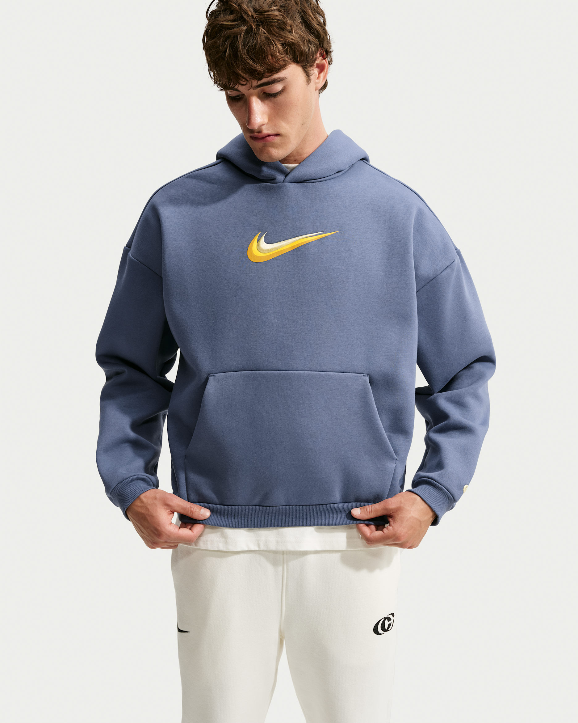 Sudadera con gorro sin cierre de básquetbol Therma-FIT cepillada para hombre Caitlin Clark - Azul difuso/Marfil pálido/Amarillo suave