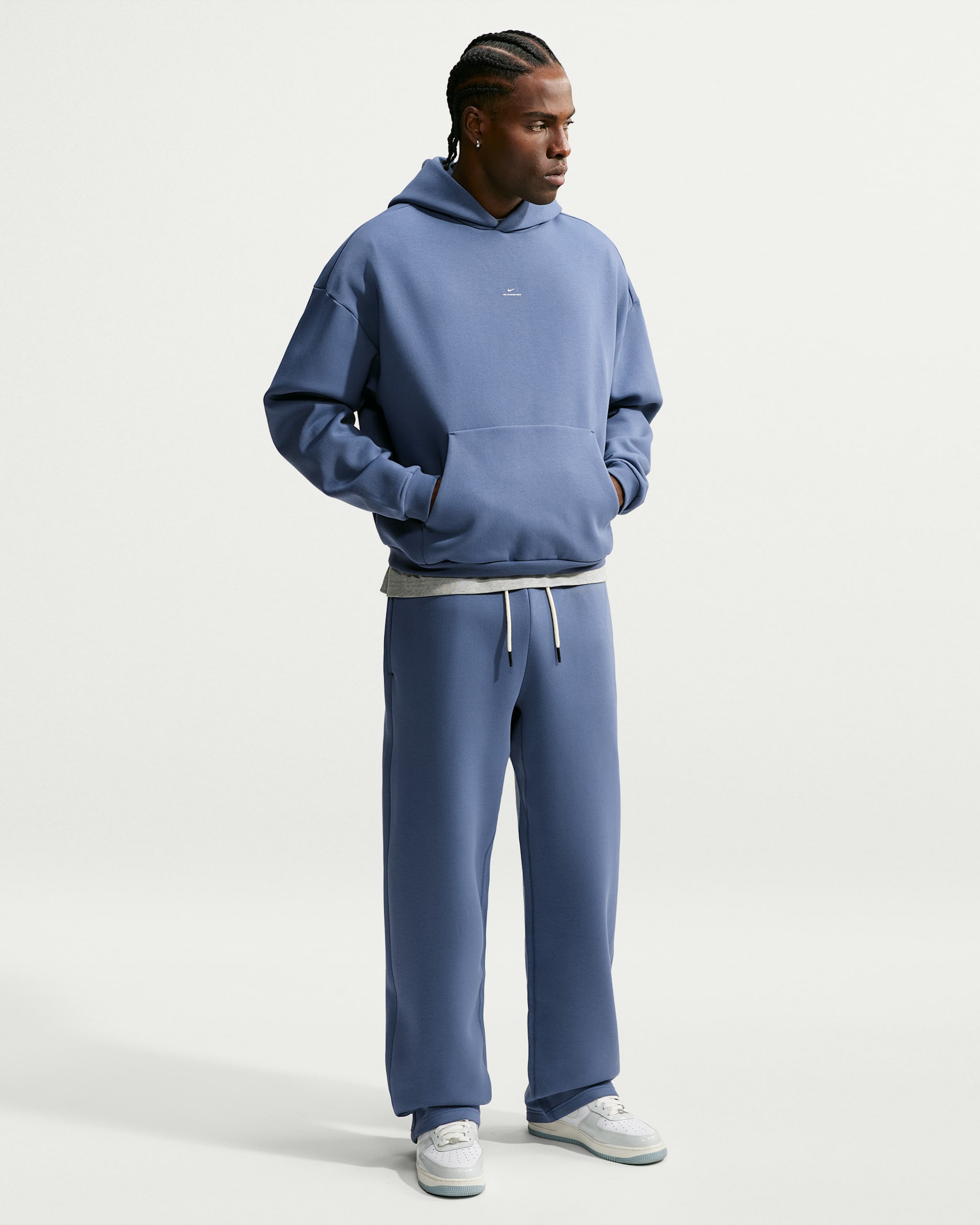 Pants de básquetbol Therma-FIT cepillados con dobladillo abierto para hombre Nike Standard Issue - Azul difuso/Marfil pálido