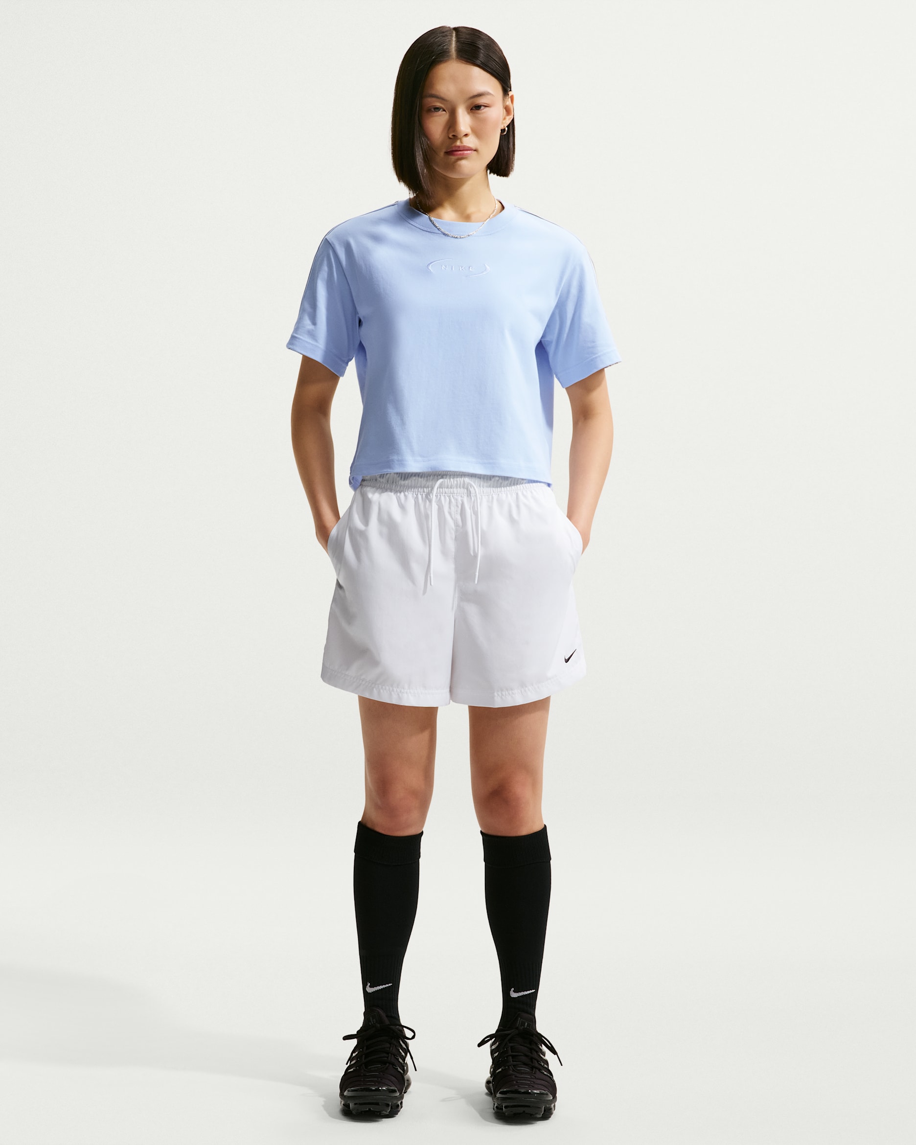 나이키 스포츠웨어 클래식 우븐 여성 미드라이즈 쇼츠 - 화이트/블랙