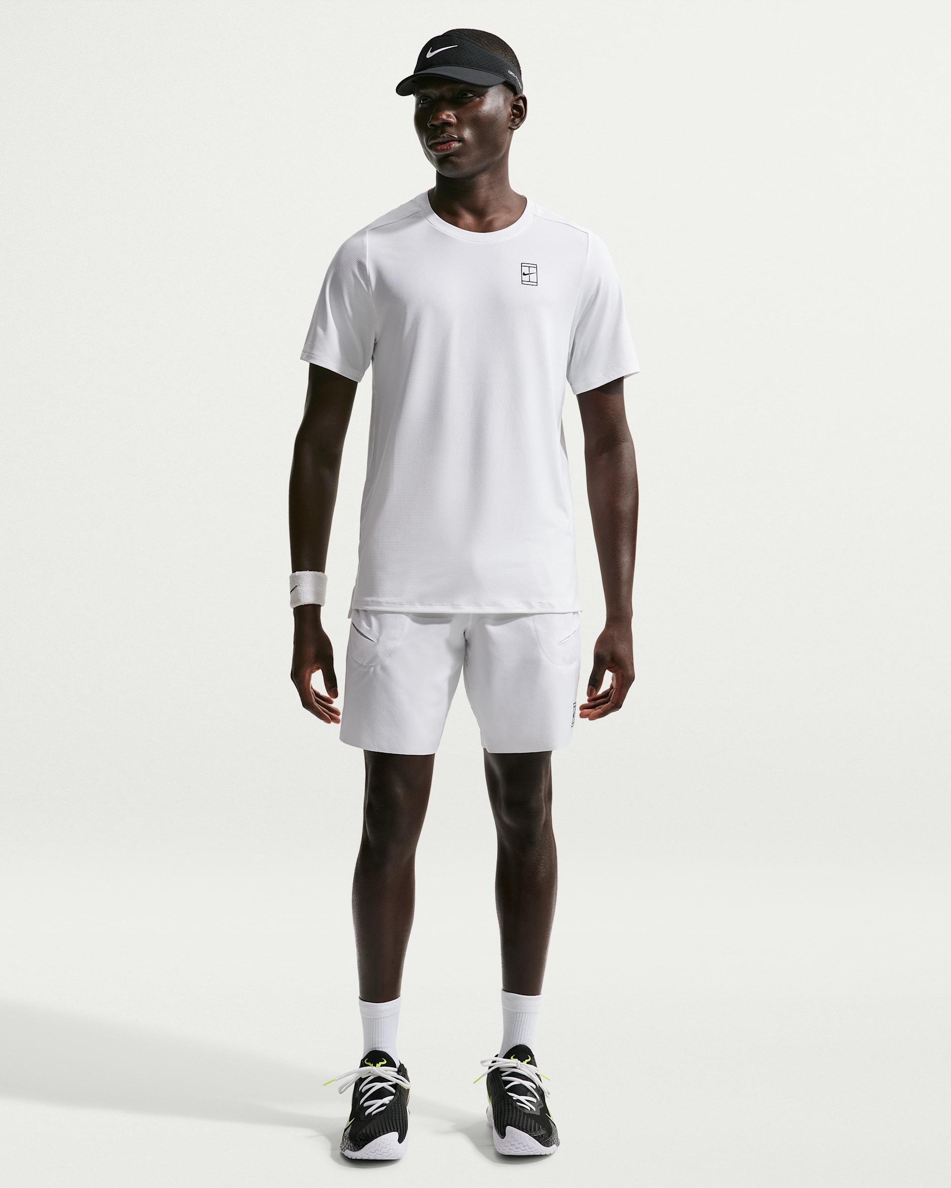 NikeCourt Advantage Dri-FIT 20 cm Erkek Tenis Şortu - Beyaz/Siyah