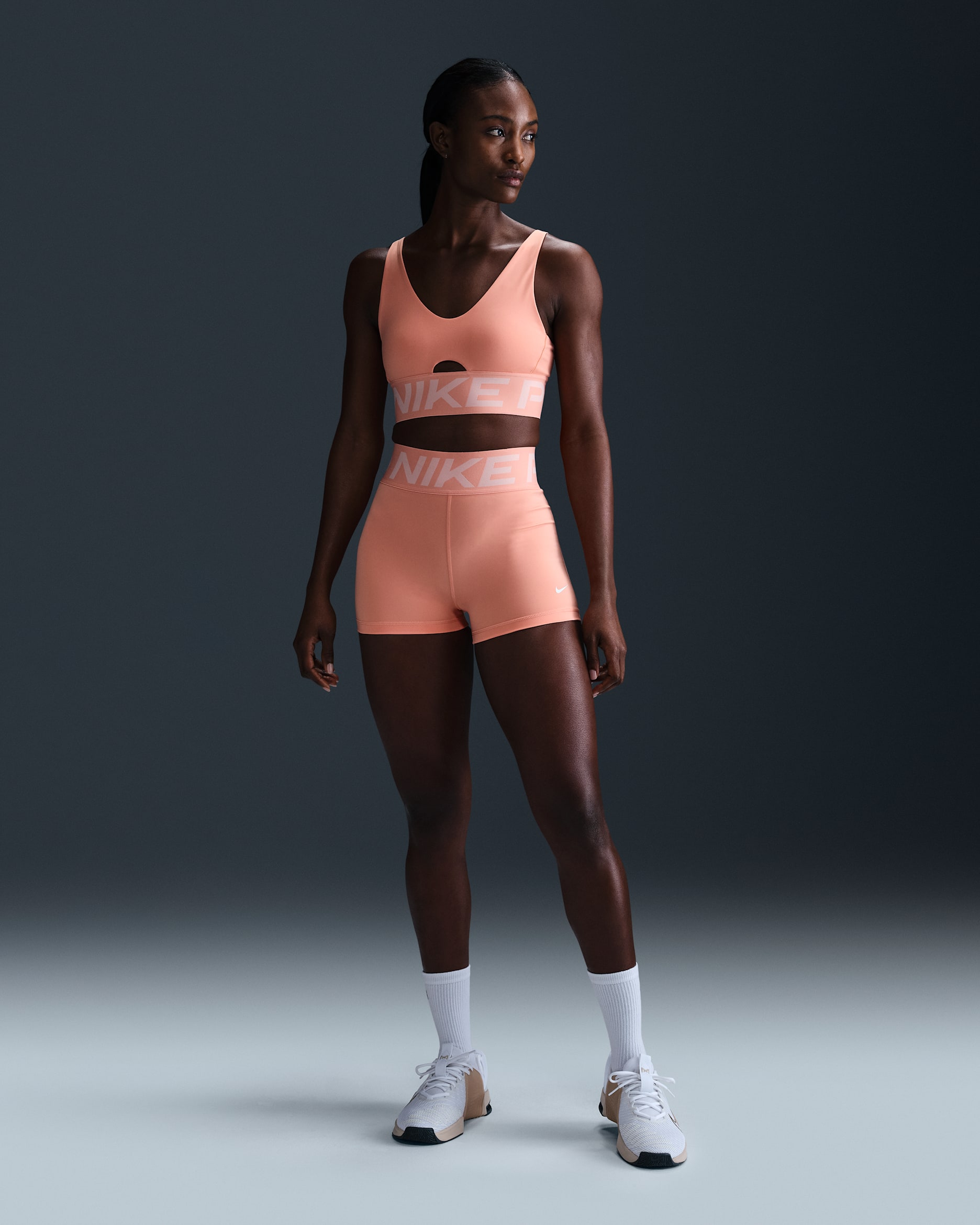 Shorts de ciclismo de tiro alto de 8 cm para mujer Nike Pro Sculpt - Ágata melocotón/Blanco