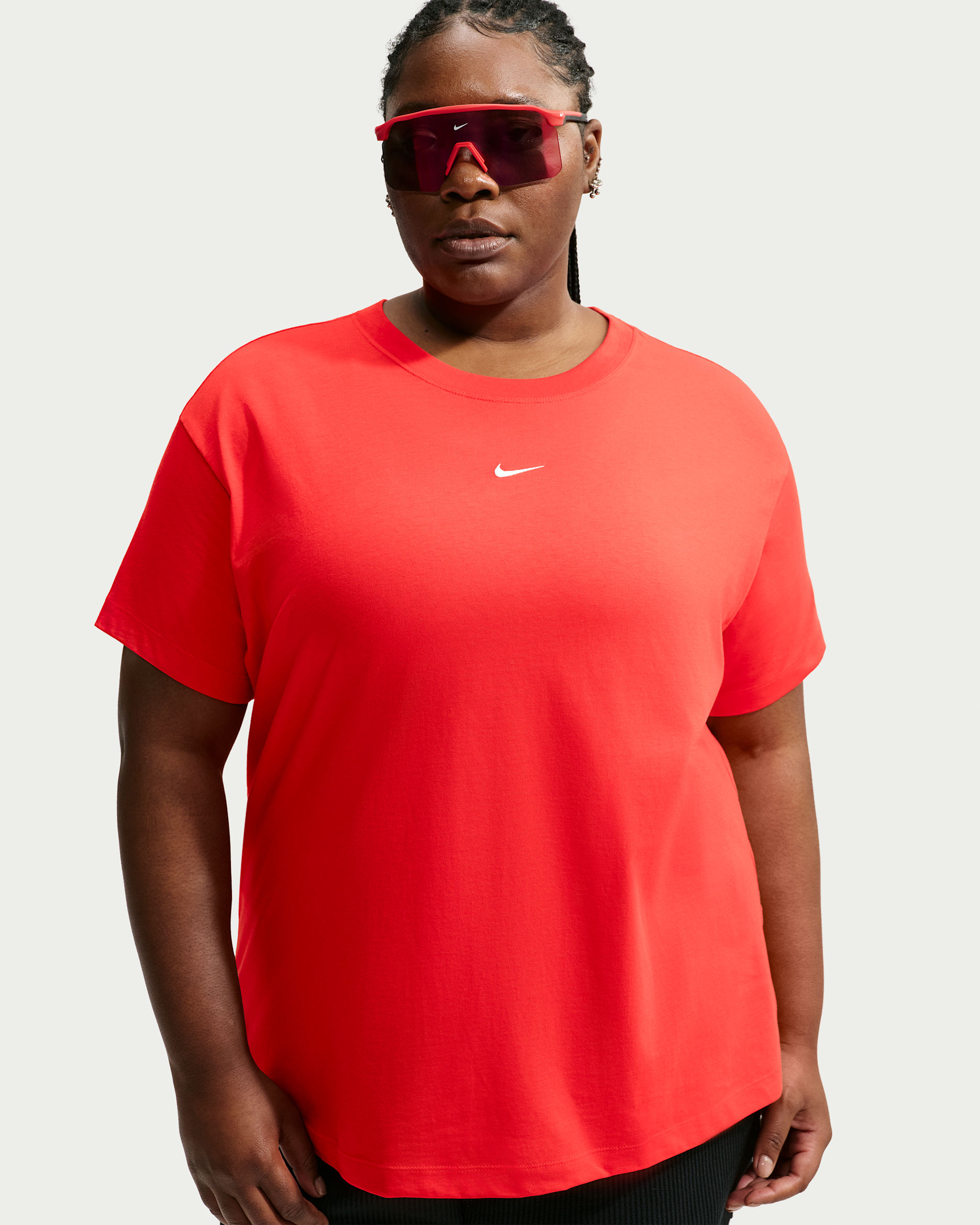 Playera oversized para mujer (talla grande) Nike Sportswear Classic - Carmesí claro/Blanco