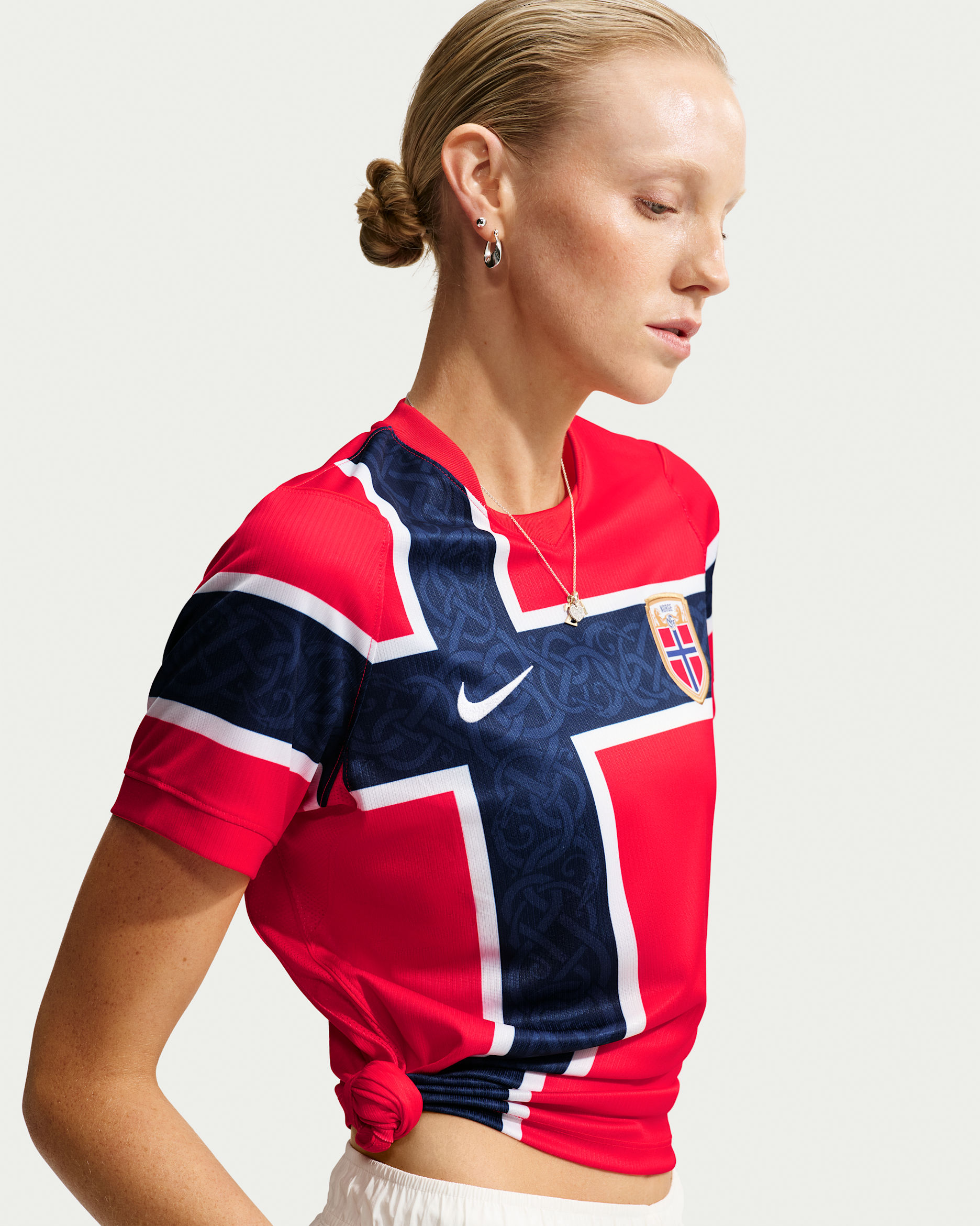 Jersey de fútbol Nike Dri-FIT Replica de Noruega local 2026 Stadium para mujer - Rojo chile/Rojo chile/Blanco
