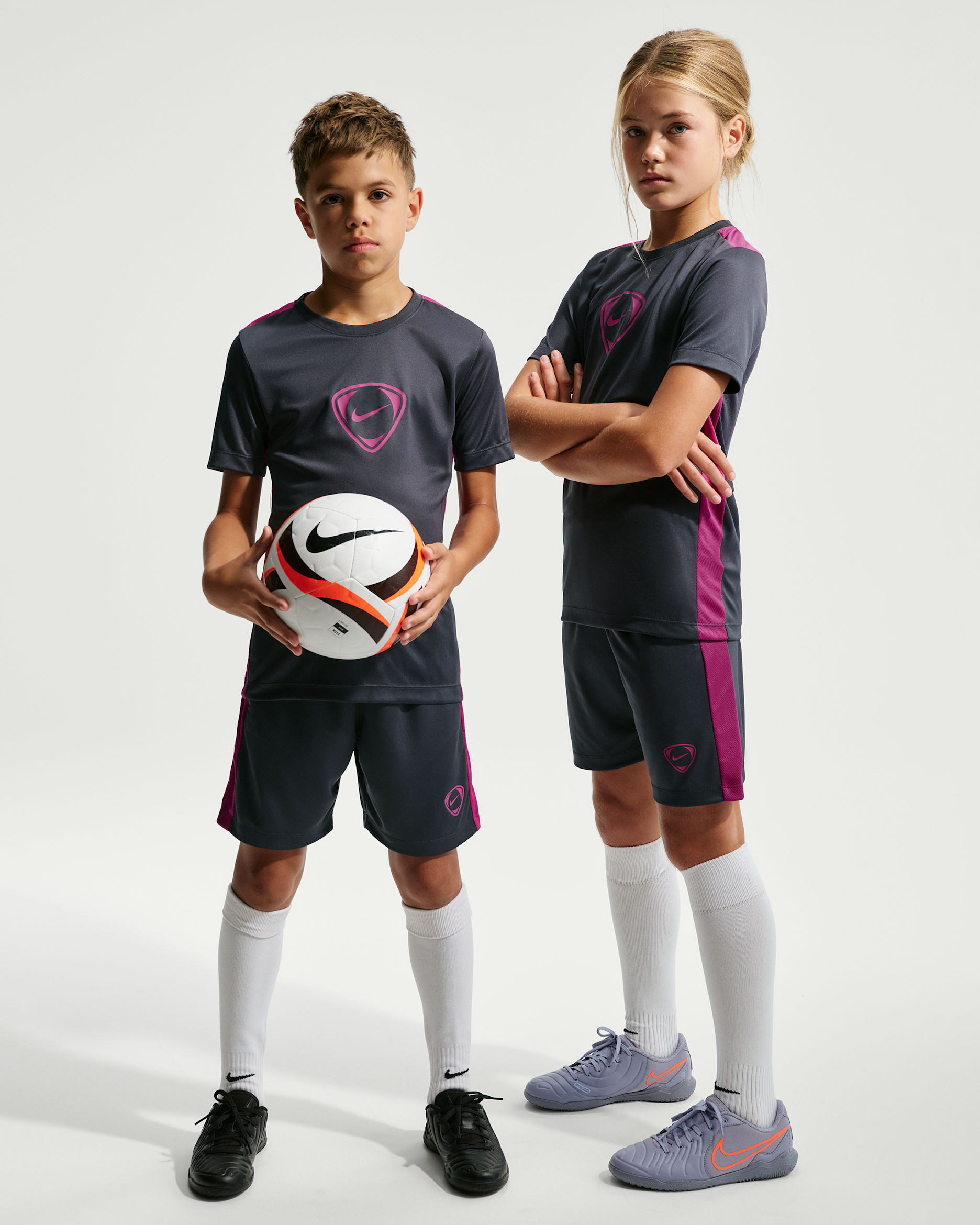 Nike Academy+ Older Kids' Dri-FIT Football Shorts - Gridiron/Medium Fuchsia/Medium Fuchsia