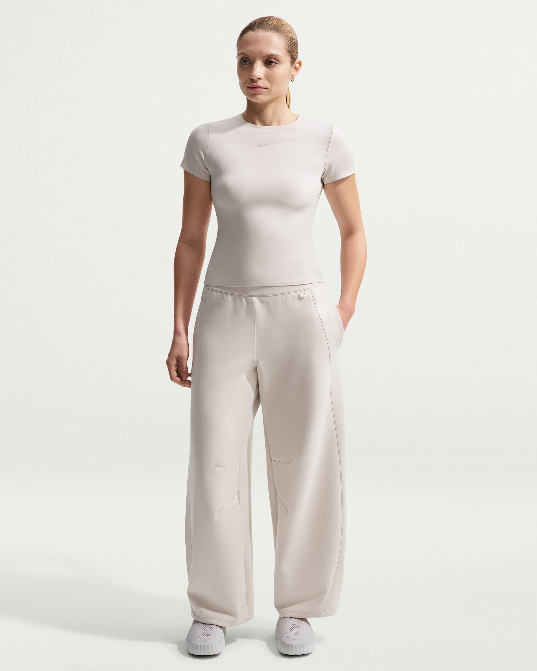 Pants de tiro alto de pierna ancha para mujer Nike 24.7 ImpossiblySoft - Marrón verdoso claro/Vela/Mena de hierro claro