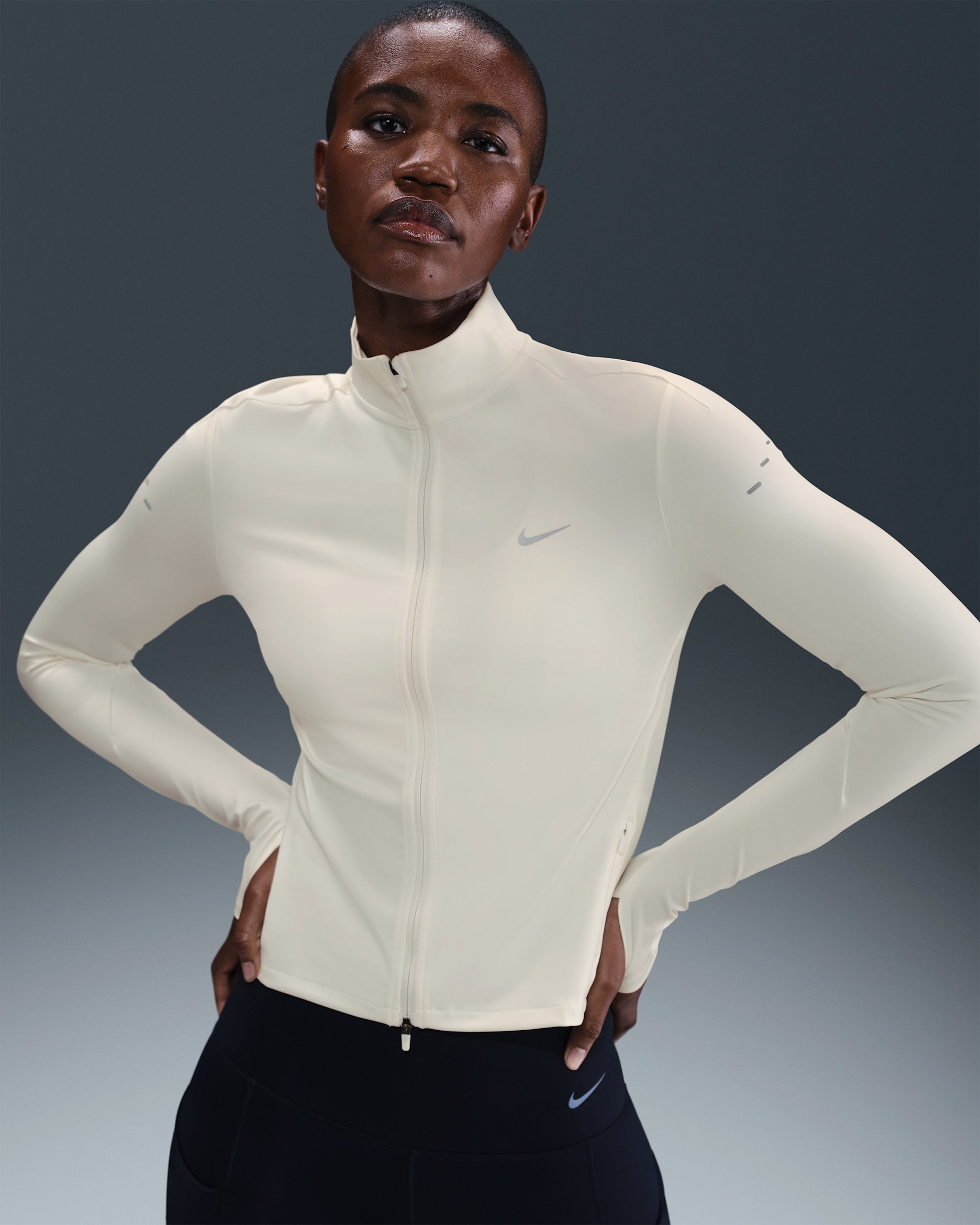 Playera de correr Dri-FIT de cierre completo capa intermedia para mujer Nike Swift - Vela