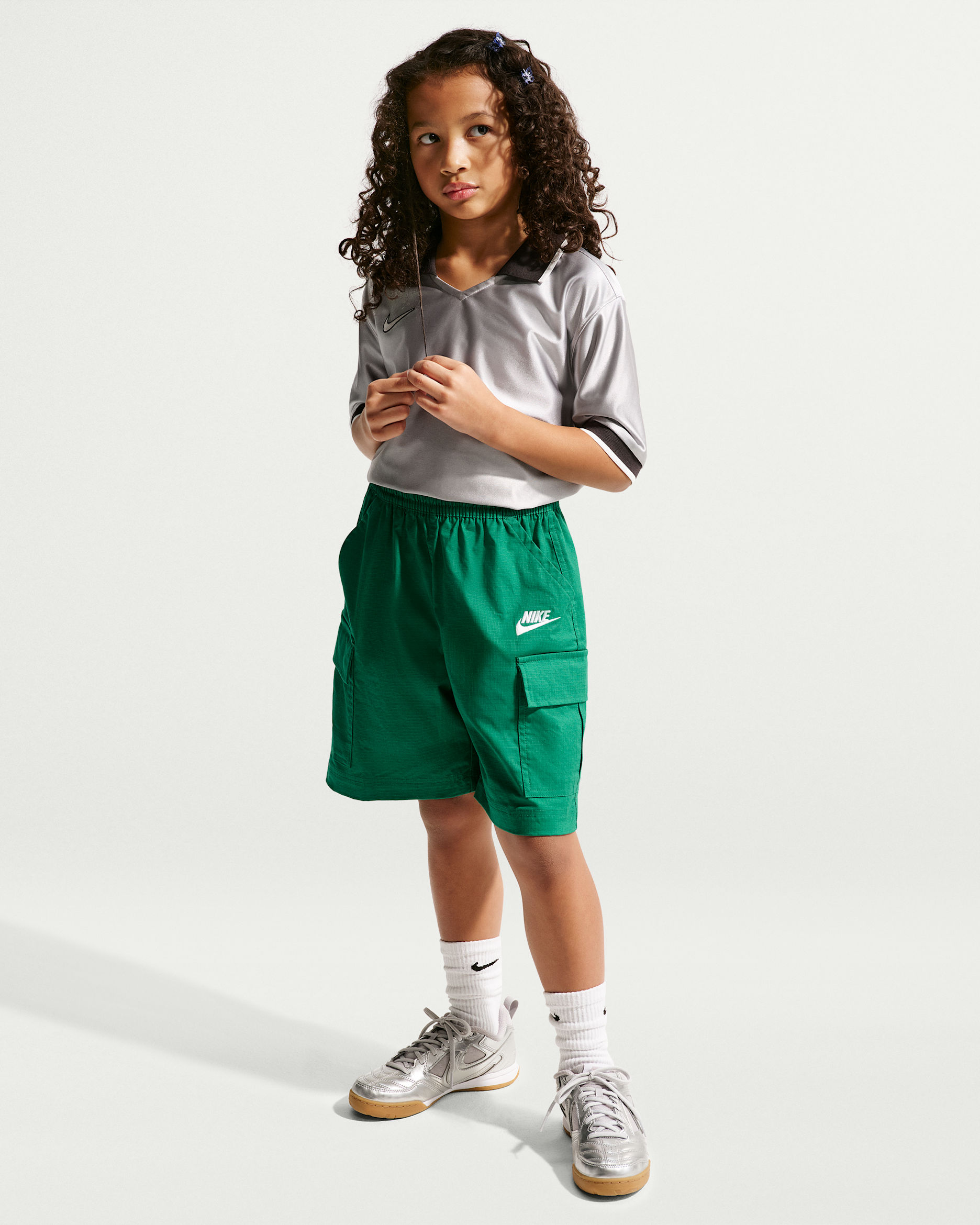 Shorts cargo de tejido Woven para niños talla grande Nike Sportswear Club - Malaquita/Blanco