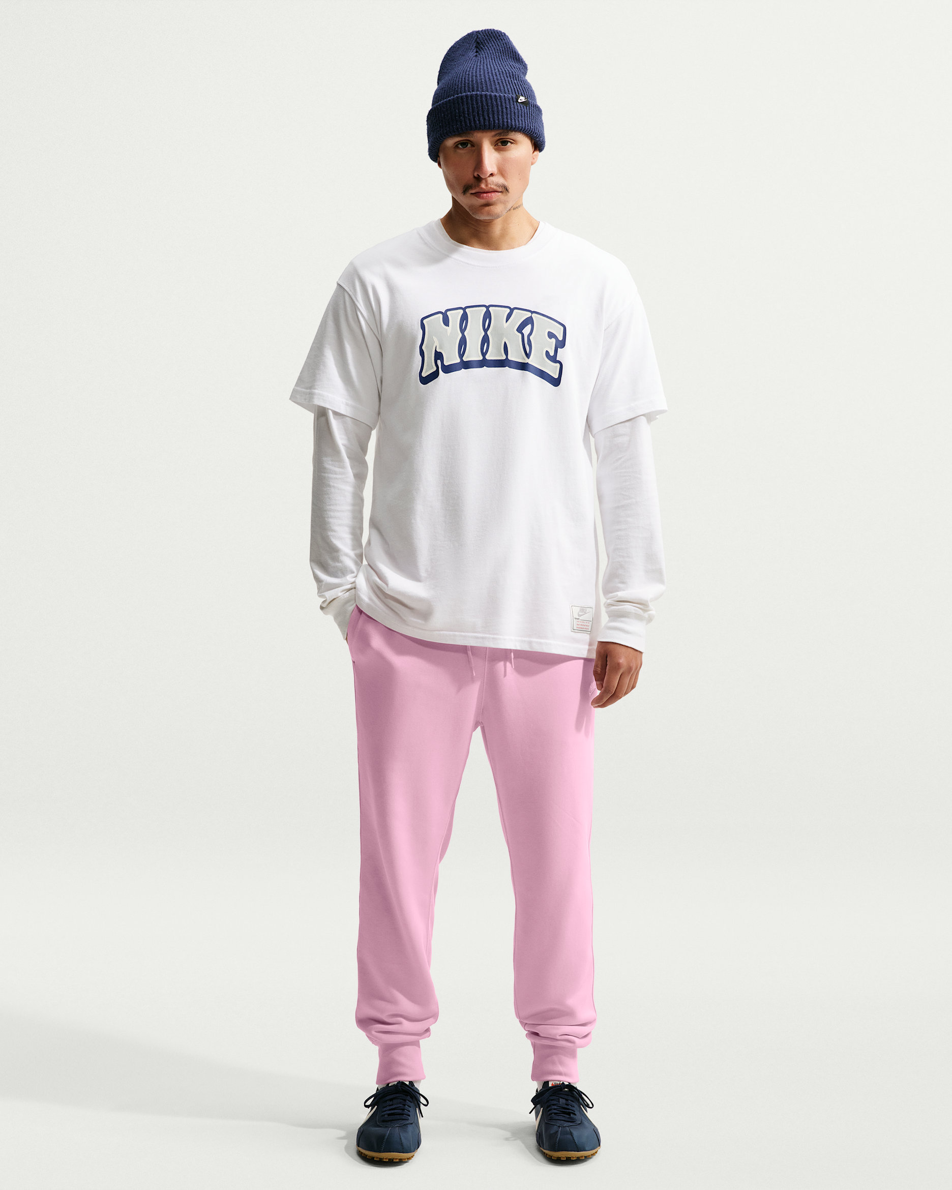 Pánské běžecké kalhoty Nike Club z francouzského froté - Pink Foam/Pink Foam/Bílá