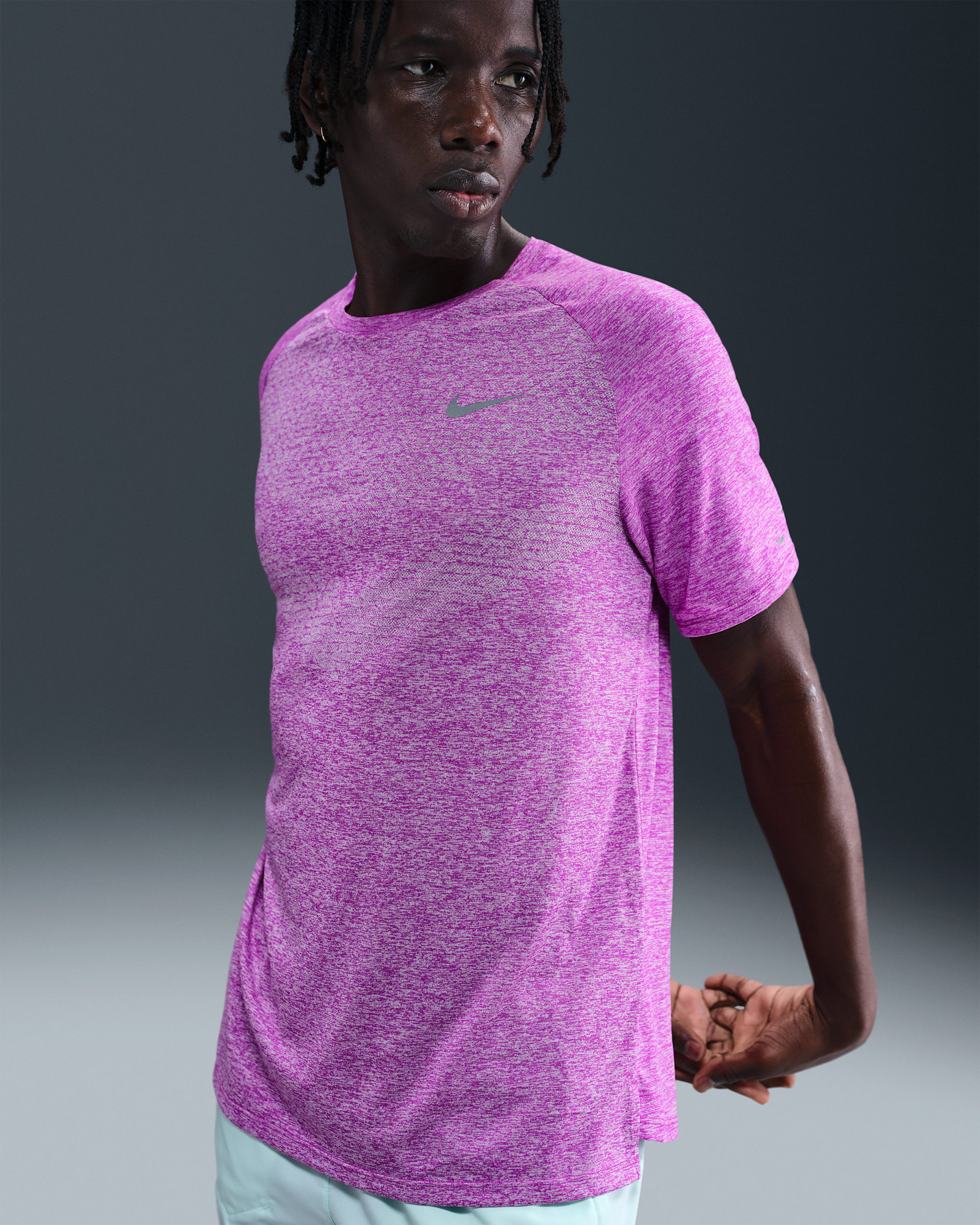 Playera de correr de manga corta Dri-FIT ADV para hombre Nike Stride - Morado vivo/Jaspeado