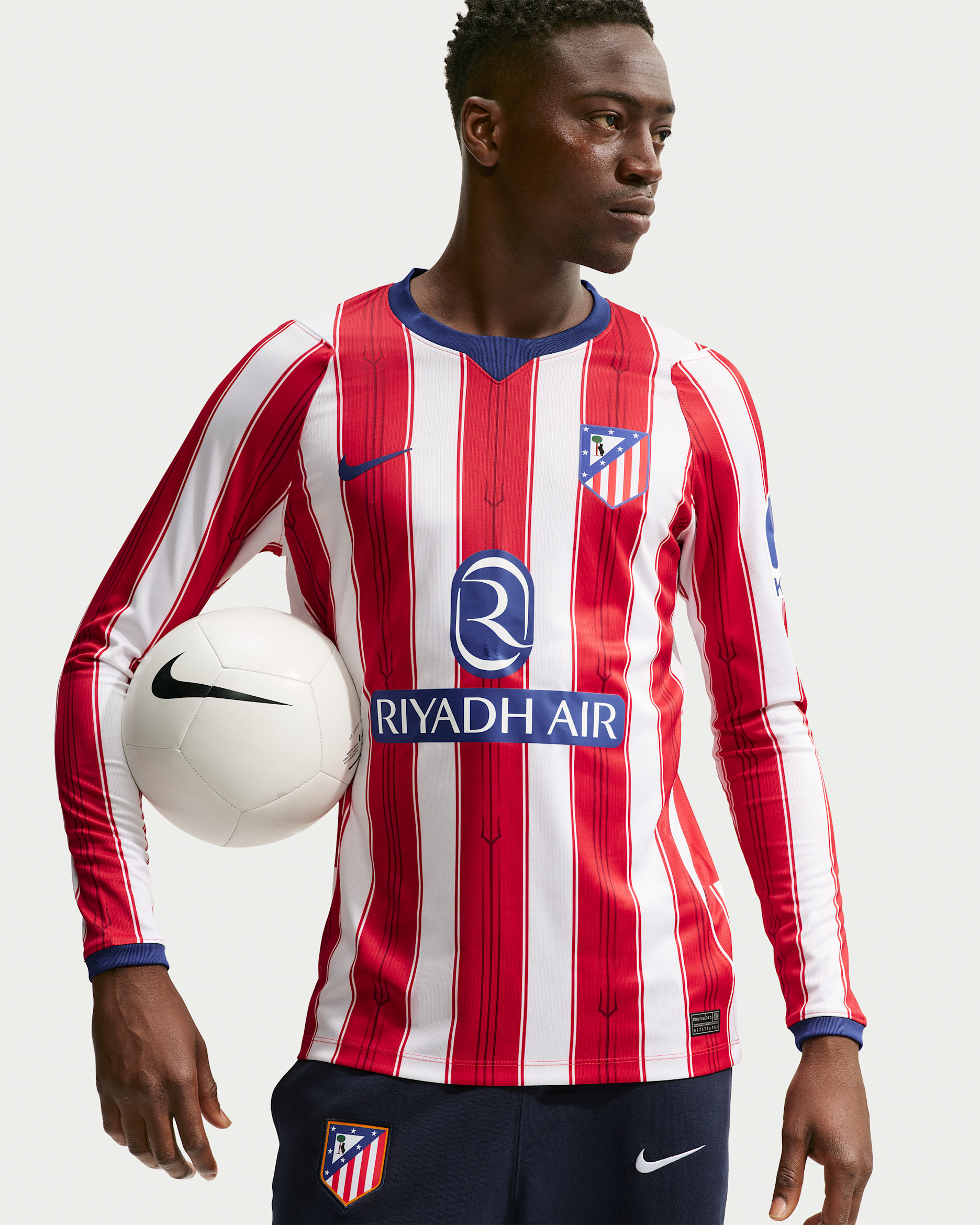 Jersey de futbol de manga larga Nike Dri-FIT Replica del Club Atlético de Madrid local 2026/27 Stadium para hombre - Blanco/Rojo universitario/Azul royal intenso/Azul royal intenso