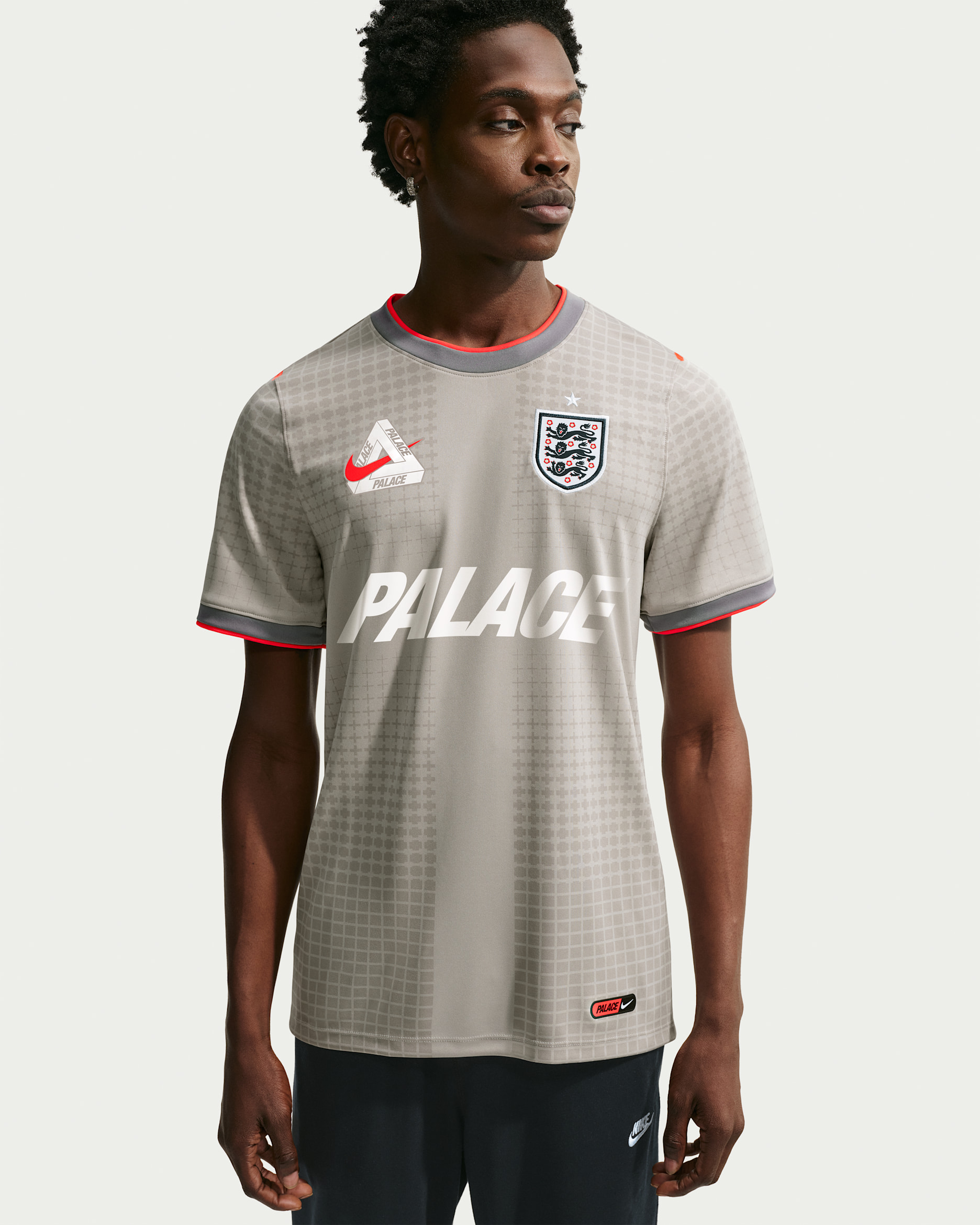 Playera de futbol de manga corta Academy Pro para hombre del England x Palace - Gris peltre/Carmesí brillante/Carmesí brillante