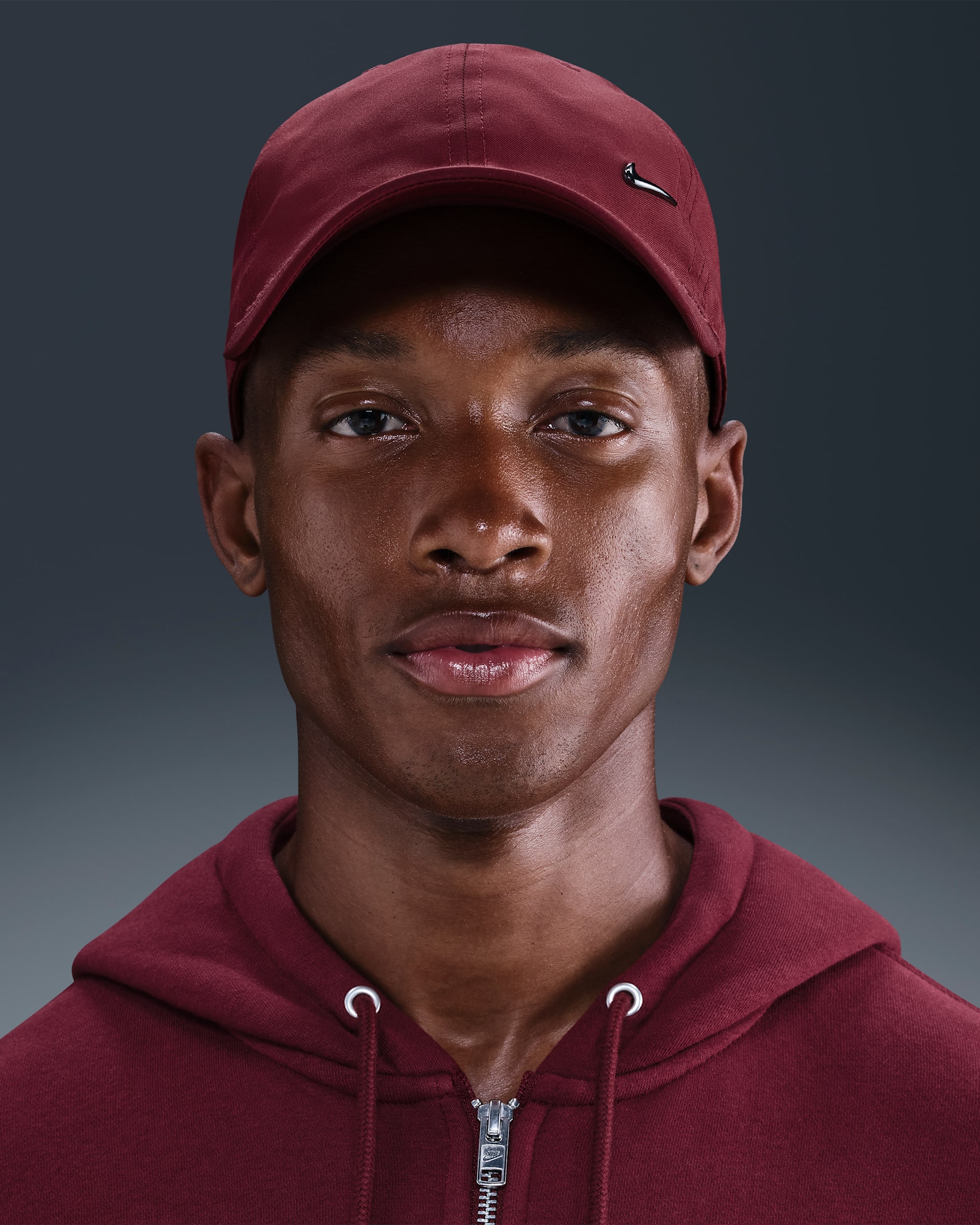Gorra Swoosh metálica sin estructura Nike Dri-FIT Club - Rojo team oscuro/Negro metálico