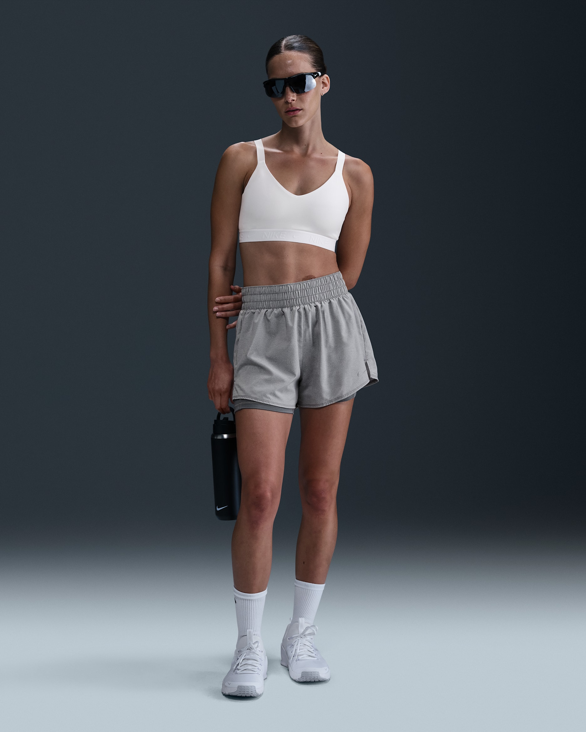 Shorts 2 en 1 Dri-FIT de tiro alto de 8 cm para mujer Nike One - Gris humo/Jaspeado