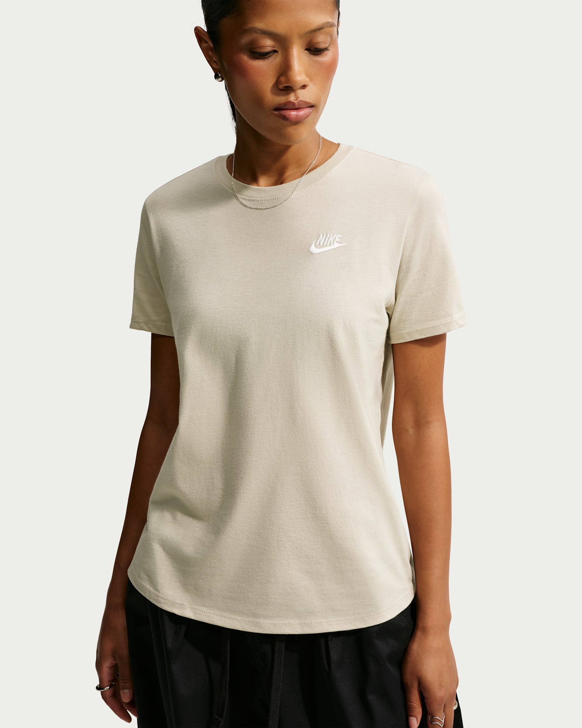 Tee-shirt Nike Sportswear Club Essentials pour femme - Cream II/Sail