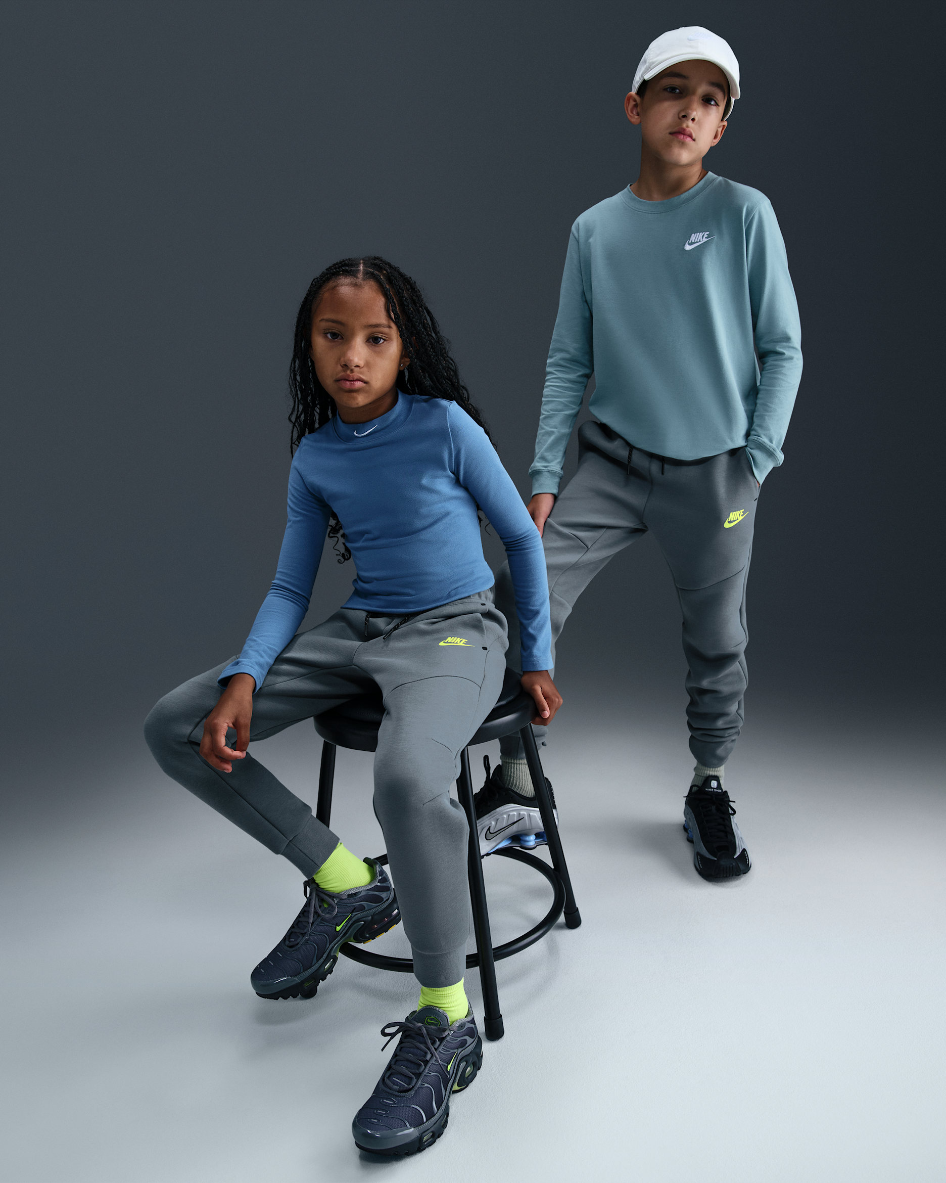 Nike Sportswear Tech Fleece Genç Çocuk Jogger'ı - Cool Grey/Cool Grey/Siyah/Volt