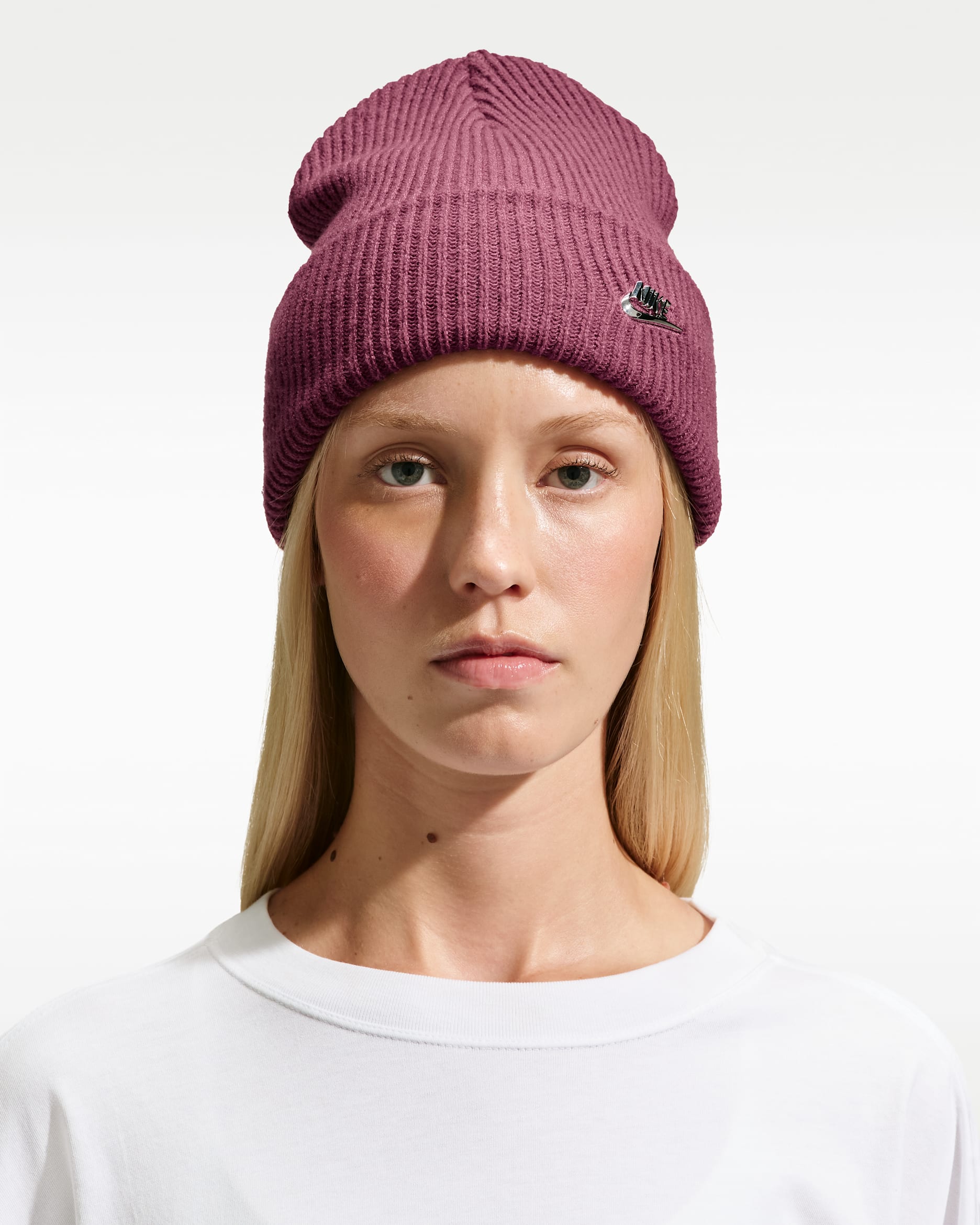 Nike Peak Metal Futura Beanie mit hohem Bündchen - Pink Smoke/Metallic Silver