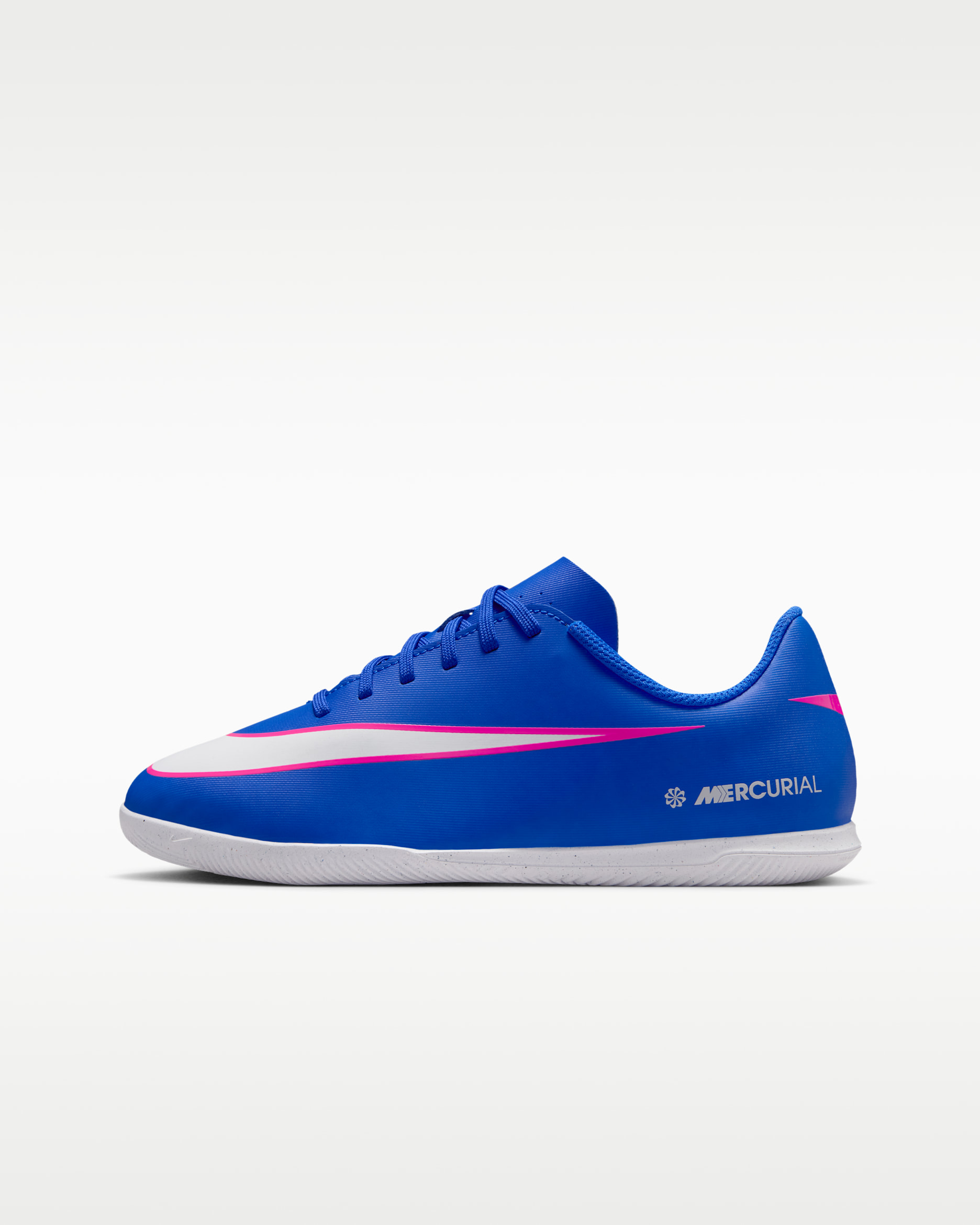 Tacos de fútbol para cancha cubierta de corte low para niños de preescolar y grandes Nike Jr. Mercurial Vapor 16 Club - Azul carrera/Blanco