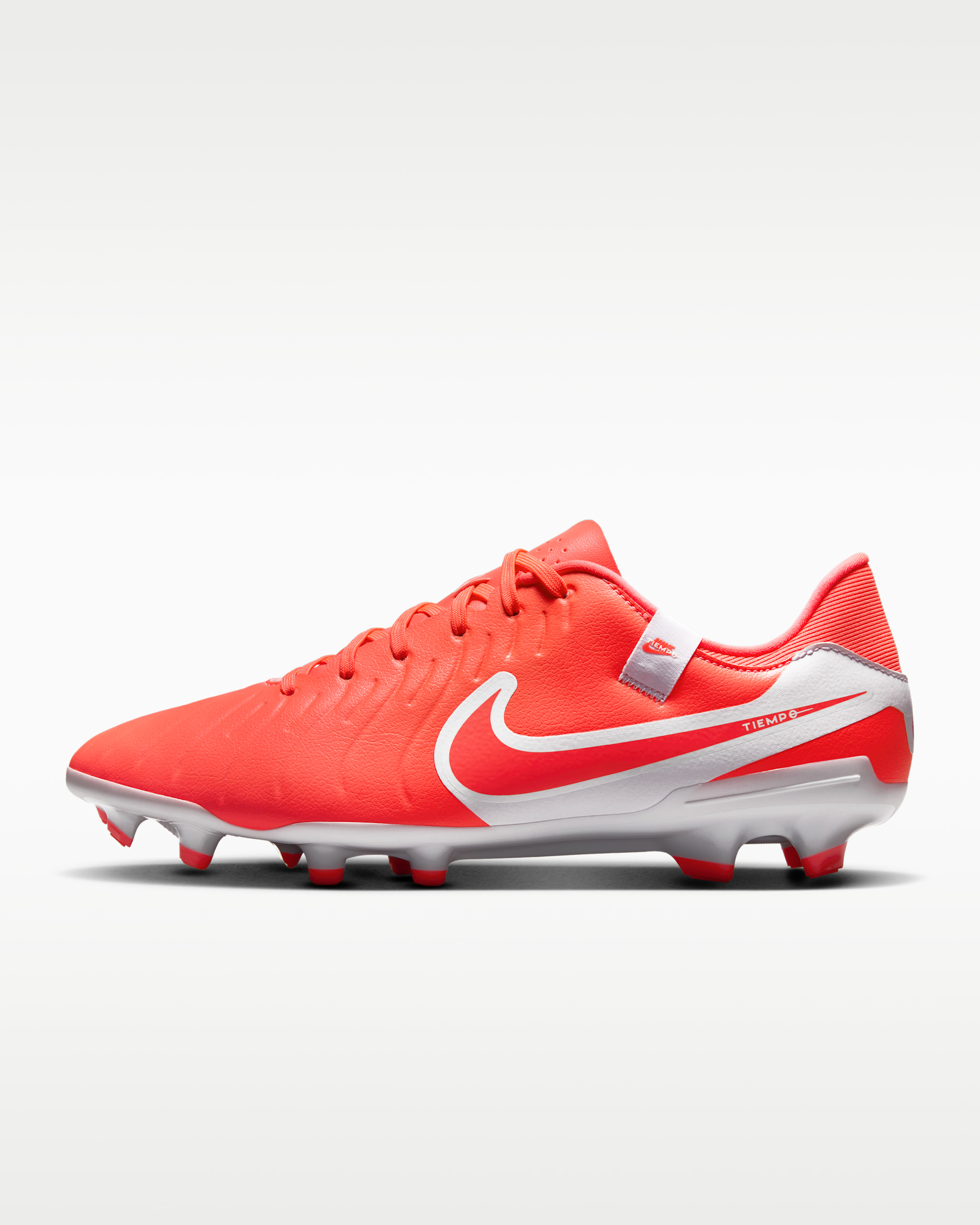 รองเท้าสตั๊ดฟุตบอลไม่หุ้มข้อสำหรับหลายพื้นผิว Nike Tiempo Legend 10 Academy - Hot Lava/ขาว