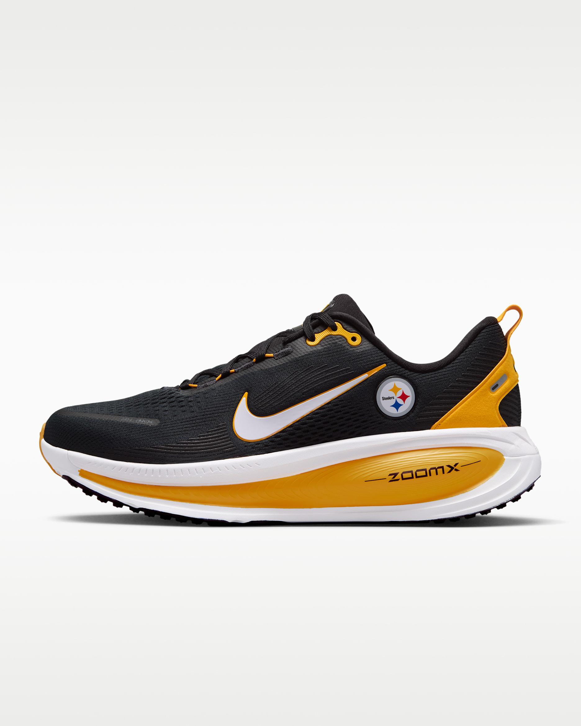 Tenis de correr en pavimento de la NFL para hombre Nike Vomero 18 (Pittsburgh Steelers) - Negro/Oro universitario/Blanco