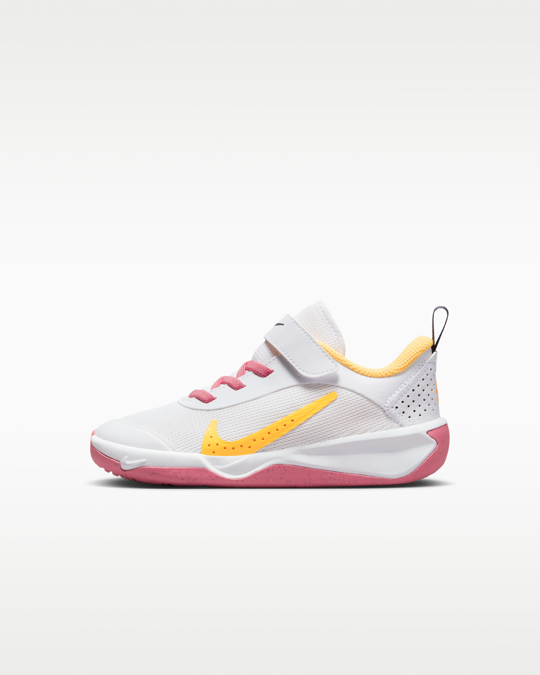Nike Omni Multi-Court Younger Kids' Shoes - White/Coral Chalk/Sea Coral/Citron Pulse