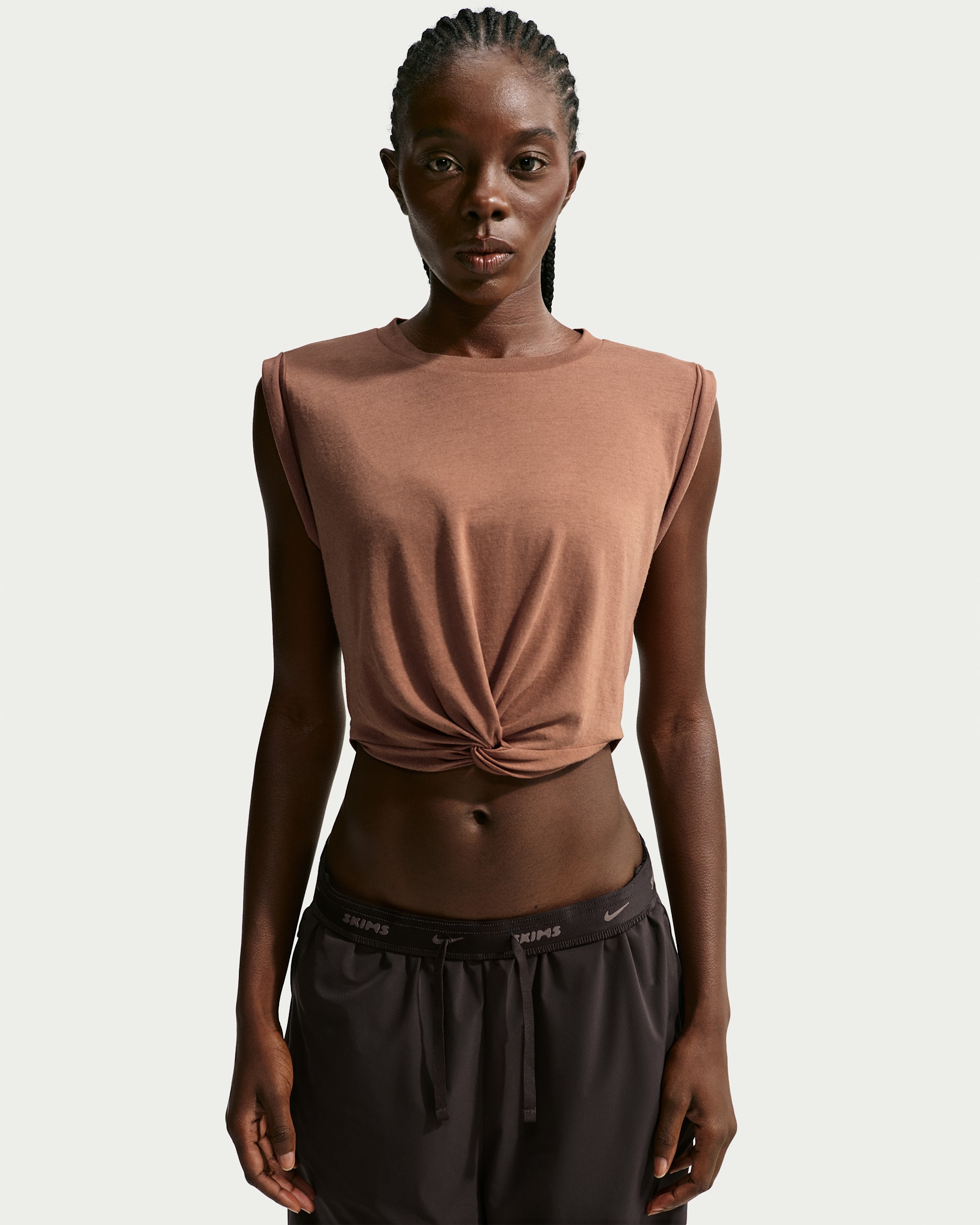 Débardeur court torsadé NikeSKIMS Performance Cotton Blend pour femme - NSKM Carob Brown