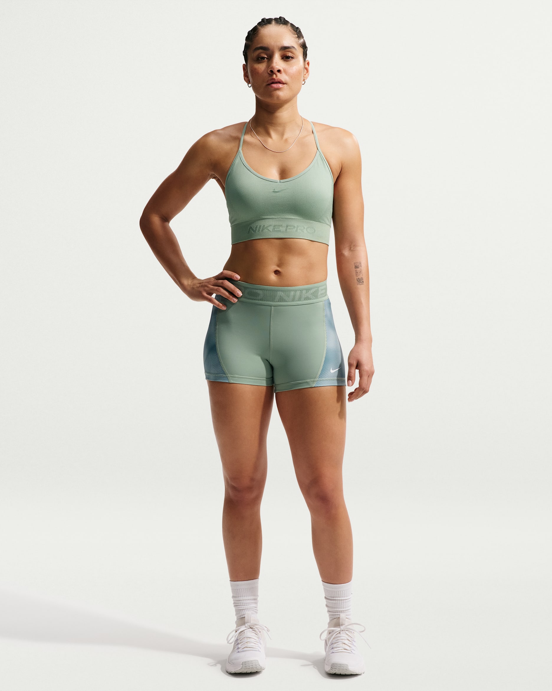 Shorts de tiro medio de 8 cm para mujer Nike Pro - Vapor/Verde ligero/Blanco