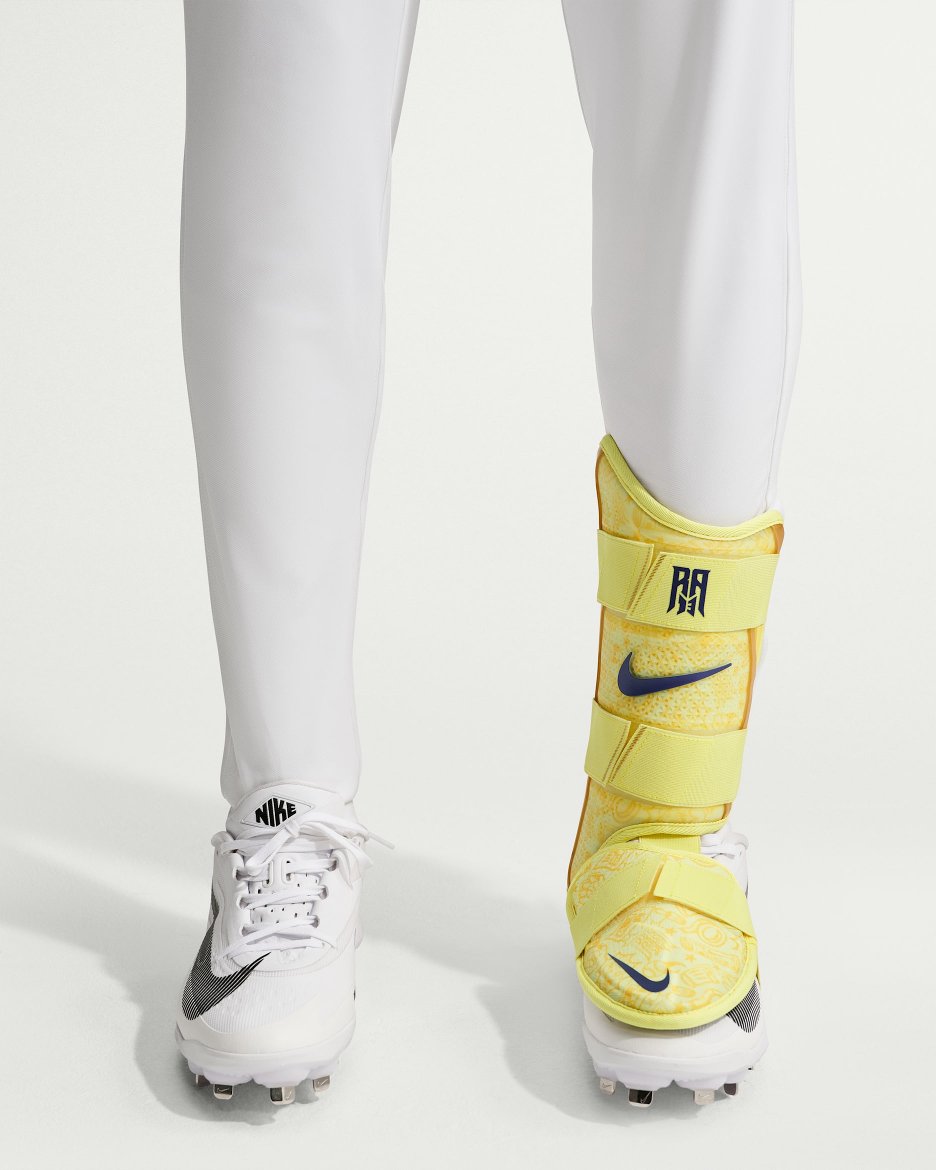 Protector de pierna para bateador de béisbol (diestro) Nike Vapor Elite "Ronald Acuña Jr" - Naranja láser/Oro medio oeste/Royal intenso