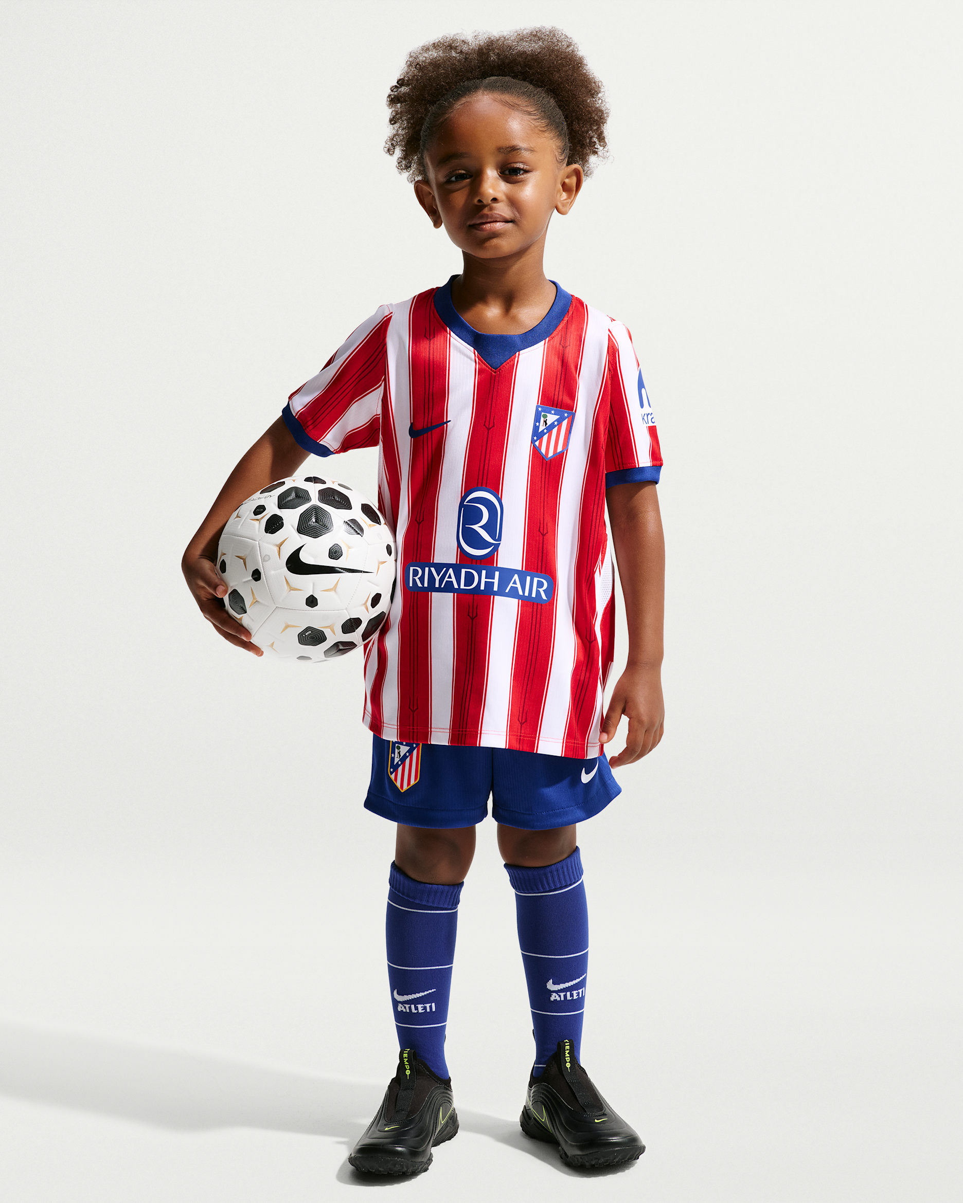 Club Atlético de Madrid 2026/27 Stadium Home Nike Football Replica-sæt i tre dele til mindre børn - hvid/University Red/Deep Royal Blue/Deep Royal Blue