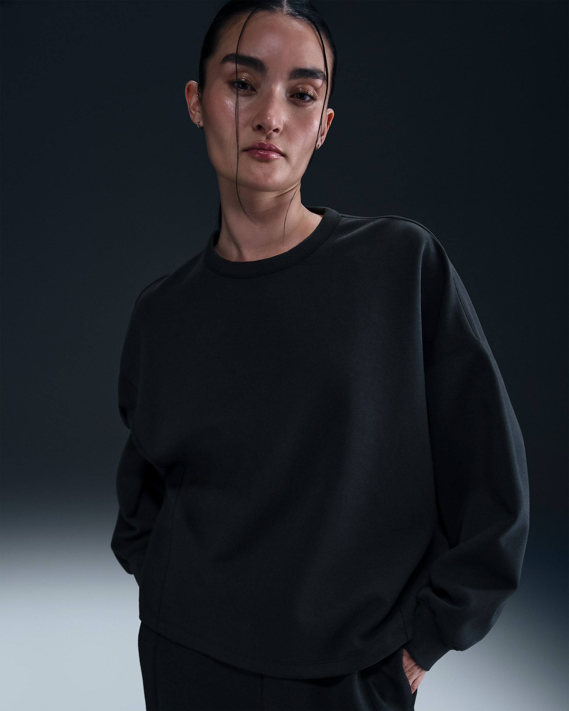 เสื้อคอกลมโอเวอร์ไซส์ Dri-FIT ผู้หญิง Nike 24.7 ImpossiblySoft - ดำ/Dark Smoke Grey