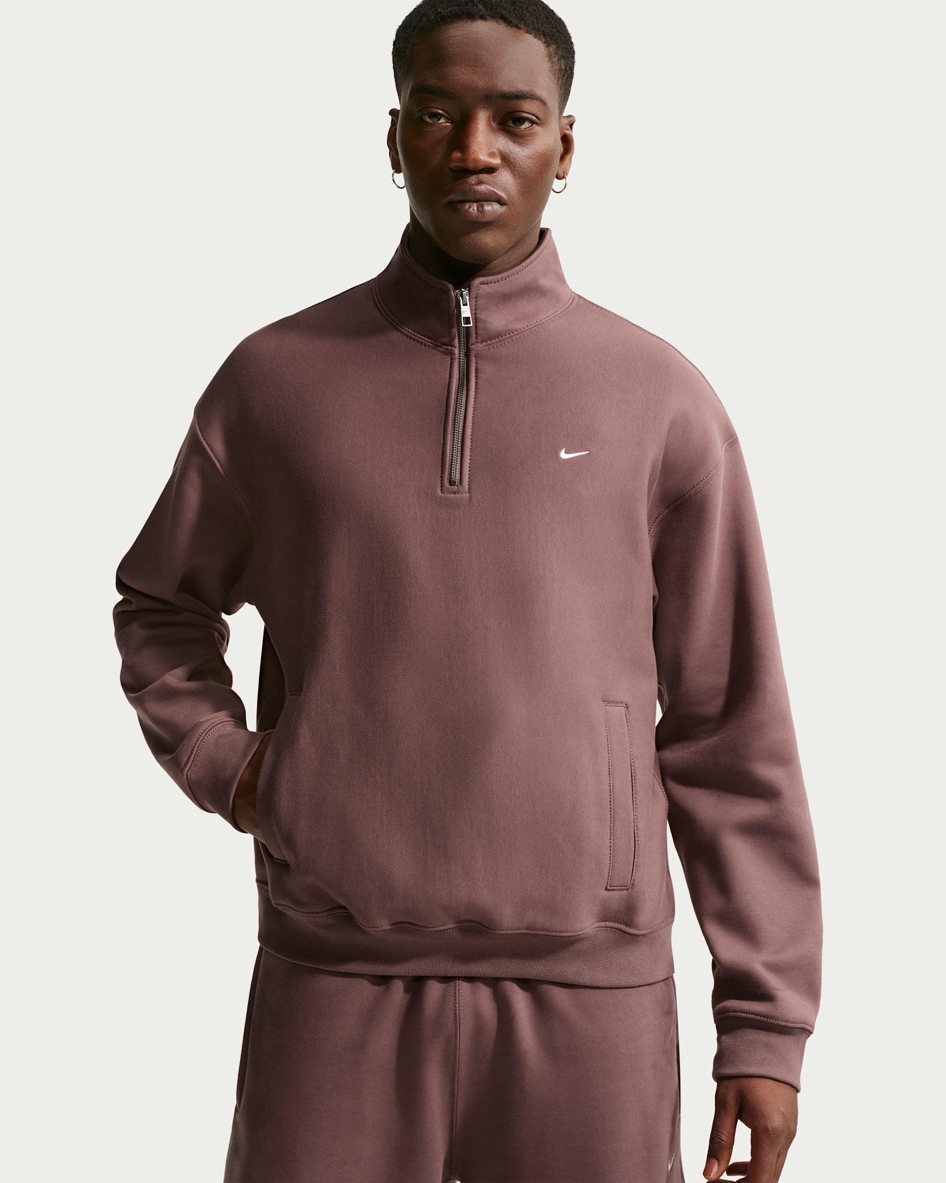 Playera con cierre de 1/4 de tejido Fleece para hombre Nike Solo Swoosh - Tatuaje/Blanco