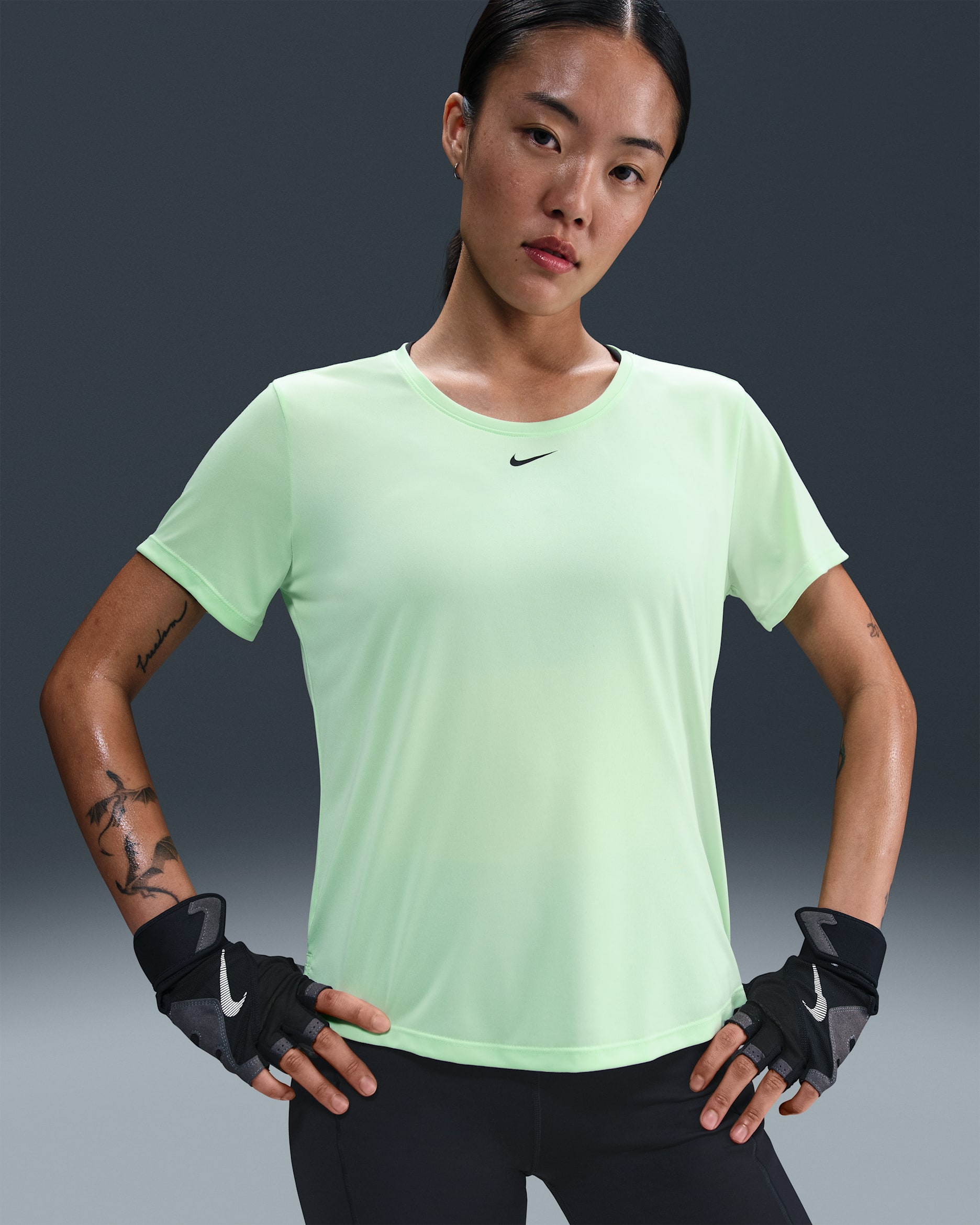 ナイキ Dri-FIT ワン ウィメンズ スタンダードフィット ショートスリーブ トップ - ベイパーグリーン/ブラック