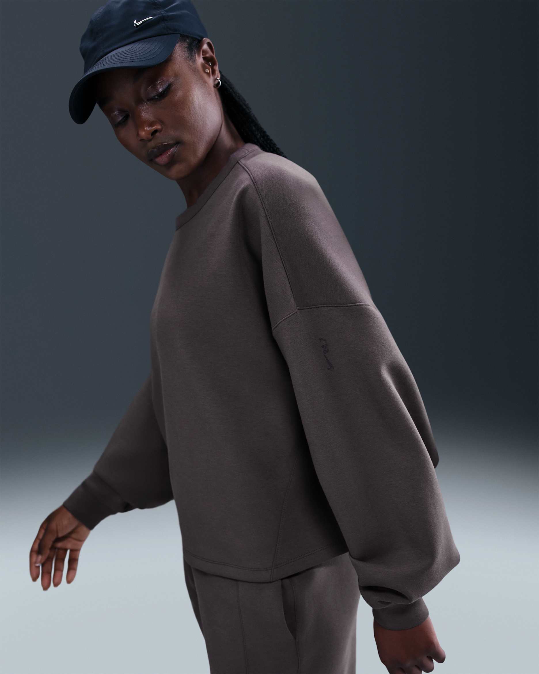 Playera Dri-FIT oversized de cuello redondo para mujer Nike 24.7 ImpossiblySoft - Gris trueno/Sombra oscuro
