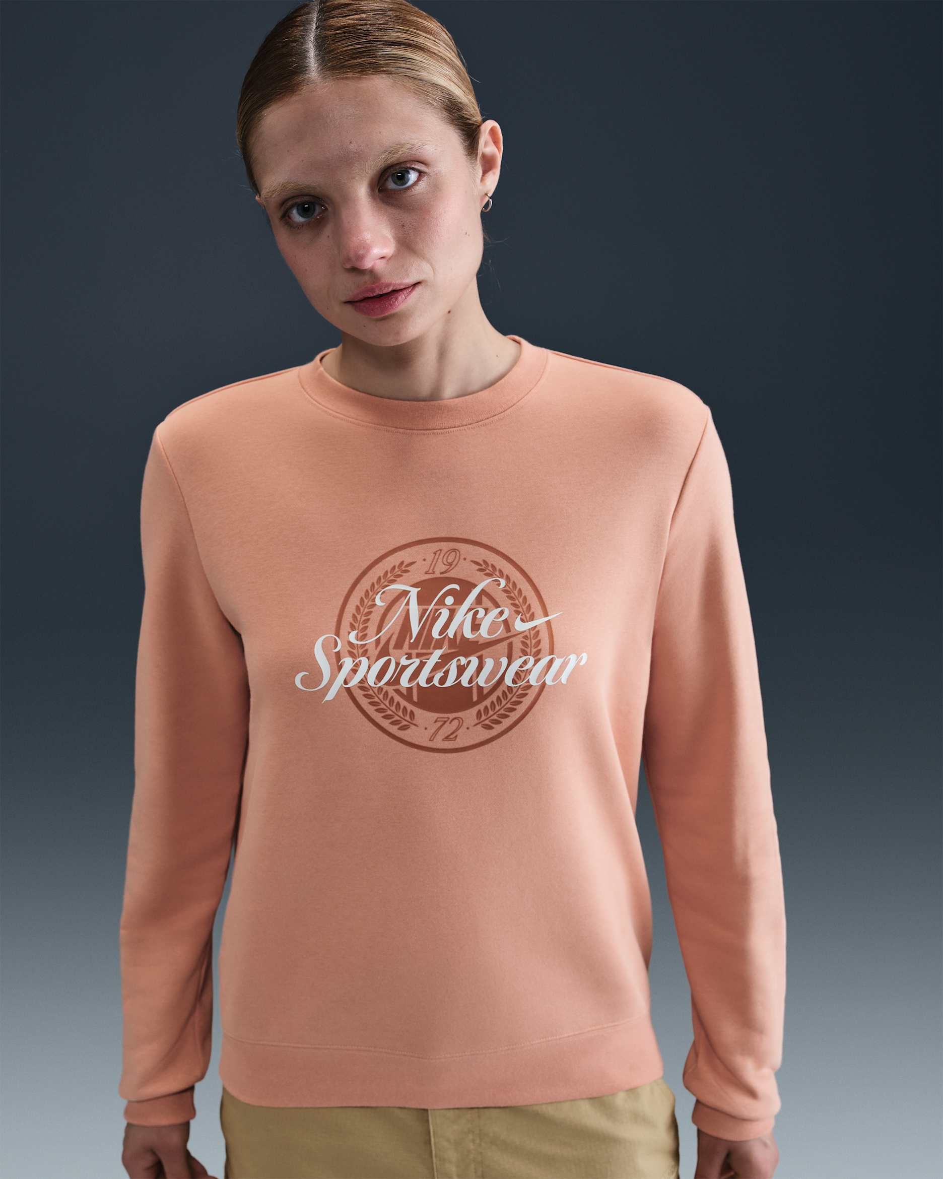 Sudadera de cuello redondo con gráfico para mujer Nike Sportswear Club Fleece - Oro rosa/Vela