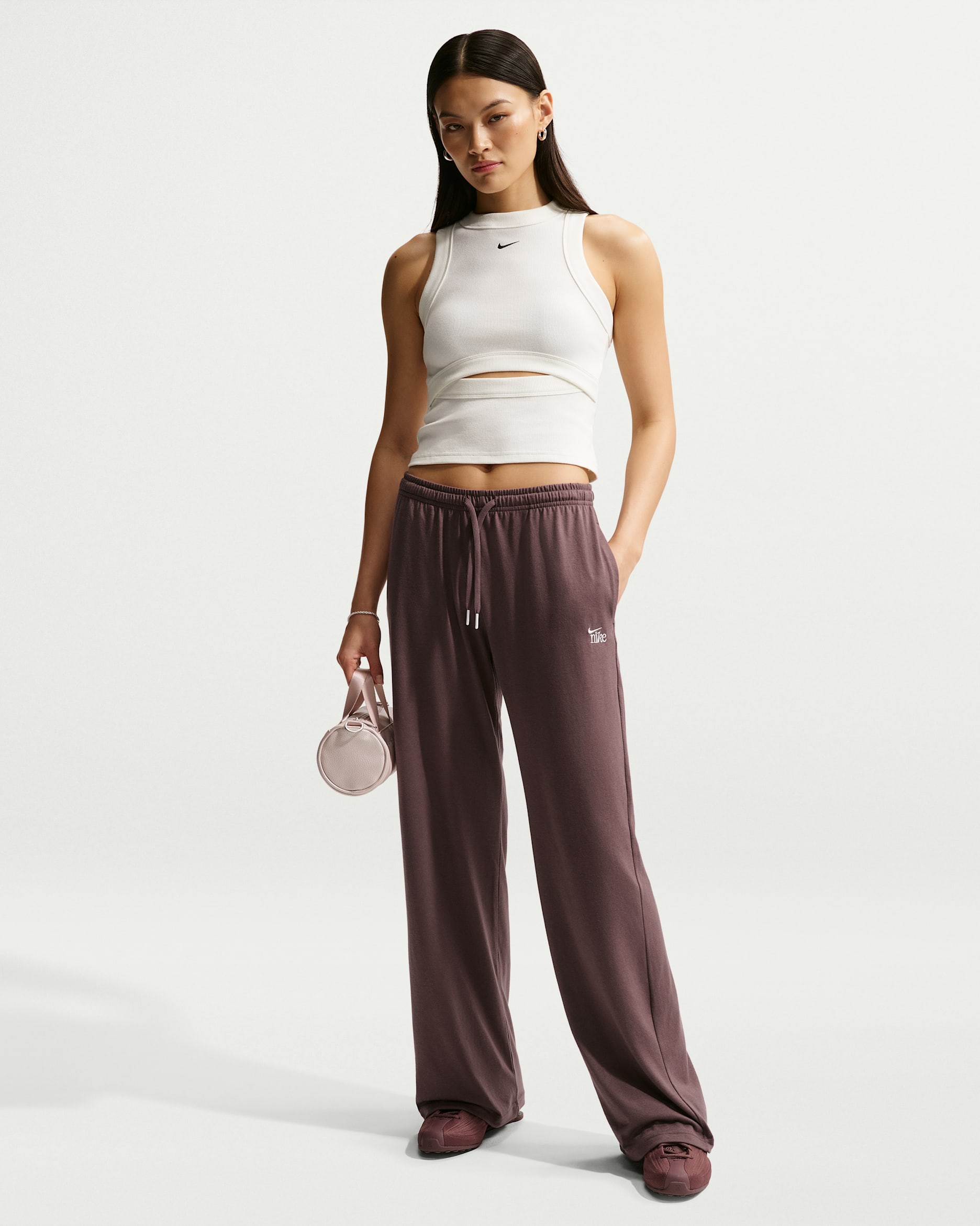 Pants de dobladillo abierto ligeros de tiro medio para mujer Nike Sportswear Chill Knit - Tatuaje/Tiza