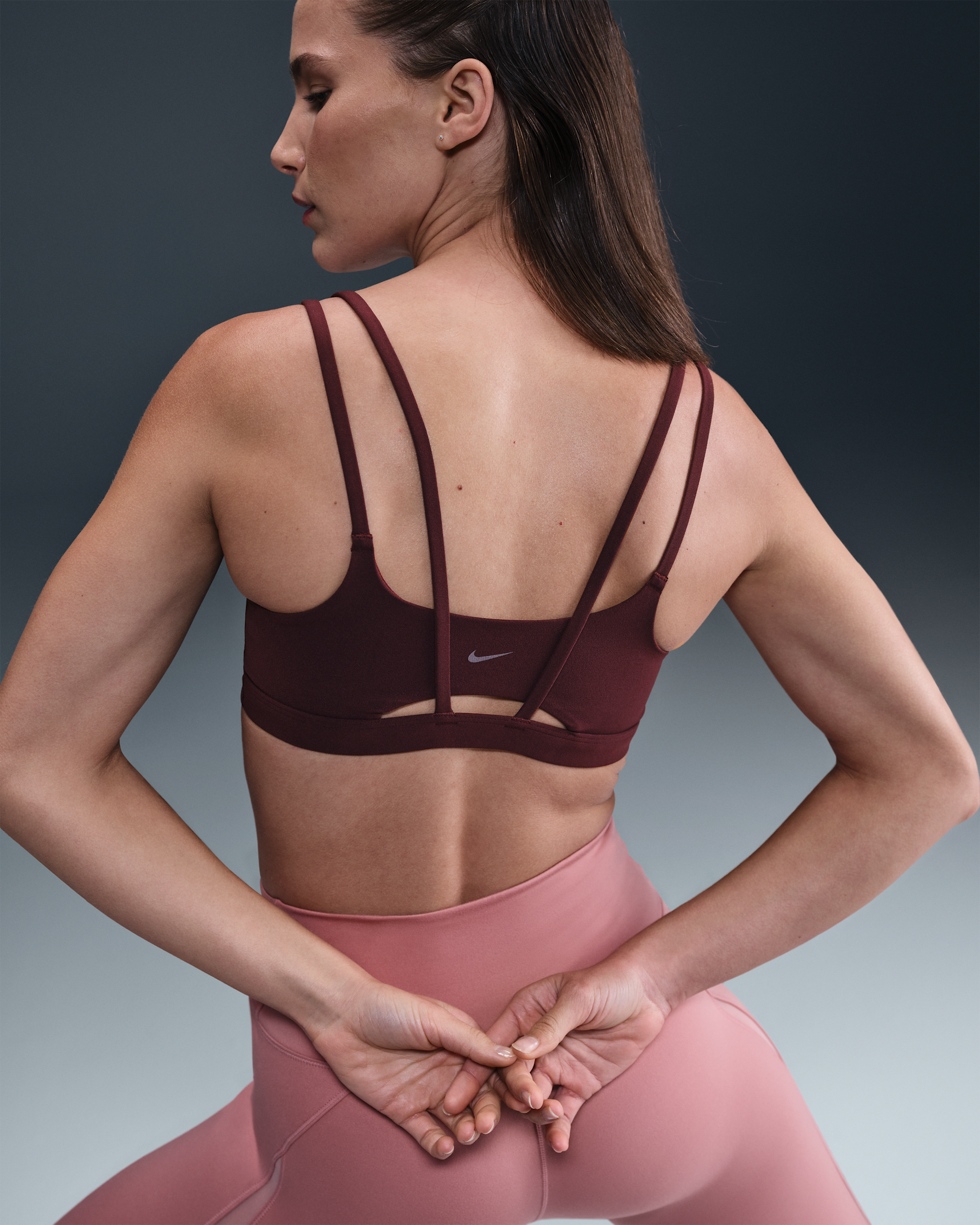 Gepolsterter Nike Zenvy Strappy Sport-BH mit leichtem Halt - Burgundy Crush/Weiß